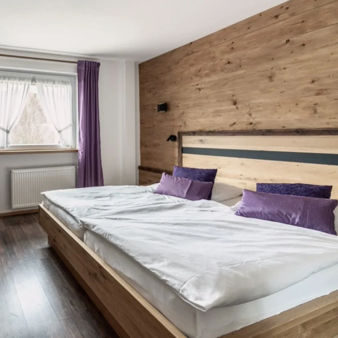 Kolmenhof Zimmer 05-Bett.webp