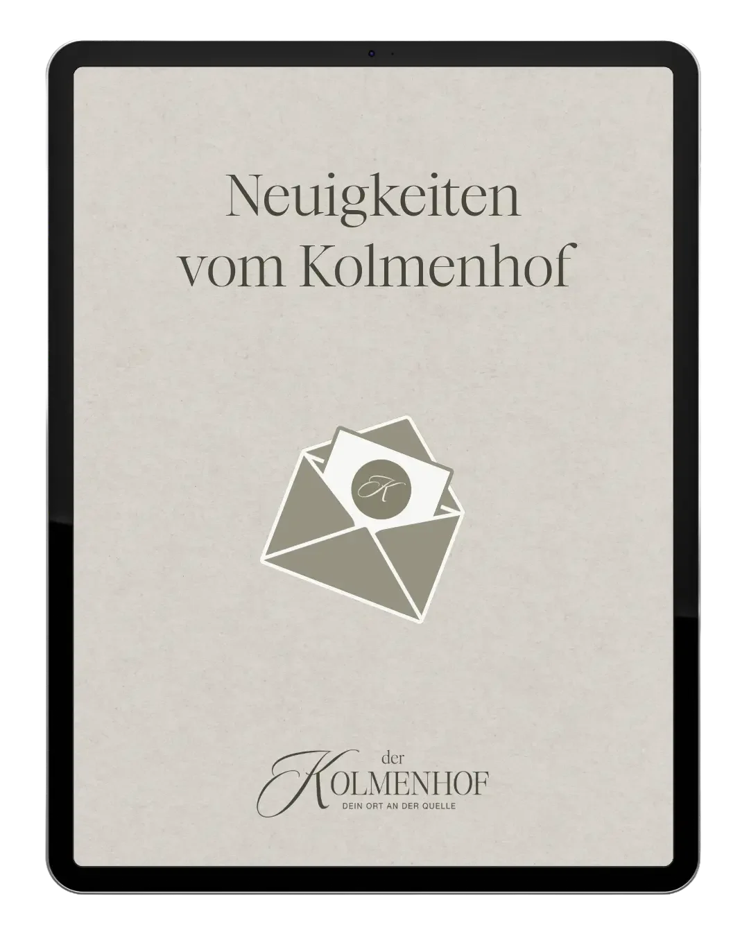 Bildschirm mit der Überschrift "Neuigkeiten vom Kolmenhof" und einem Logo eines Briefumschlags mit den Initialen des Kolmenhofs in der Mitte, darunter der Text "der Kolmenhof" und der Slogan "dein Ort an der Quelle". Einladung zum Newsletter
