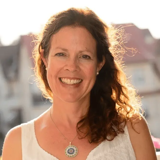 Silke Tsafrir von Matte&Stuhl, Sonnenschein im Hintergrund.