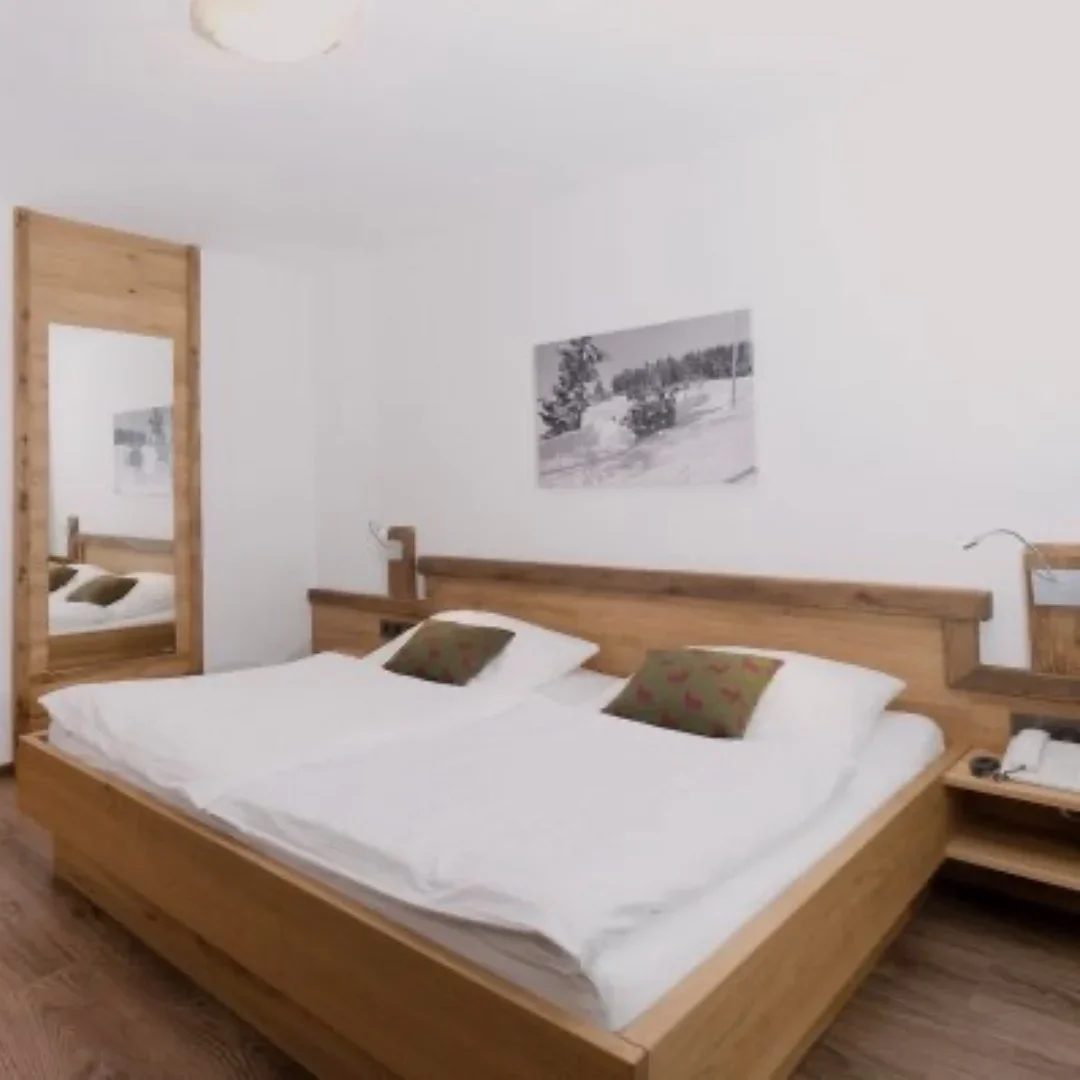 Kolmenhof Zimmer-06 Doppelbett.webp