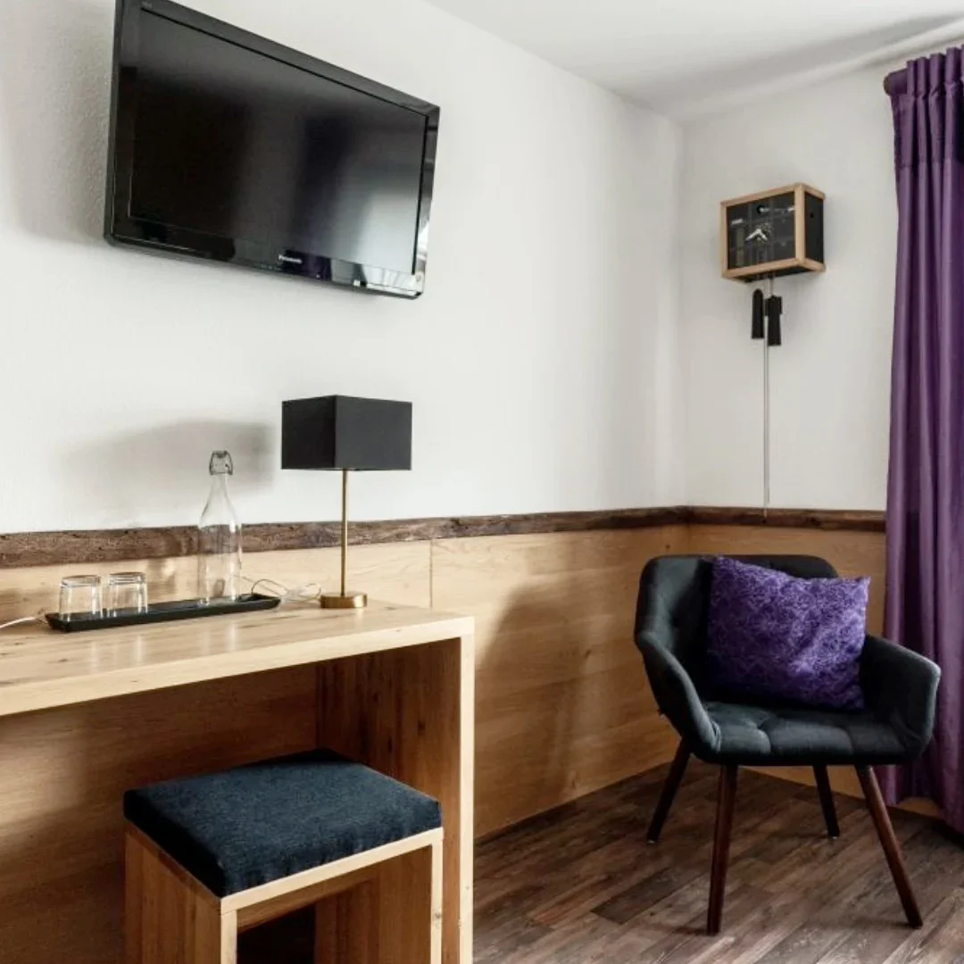 Kolmenhof Zimmer 05-Schreibtisch.webp