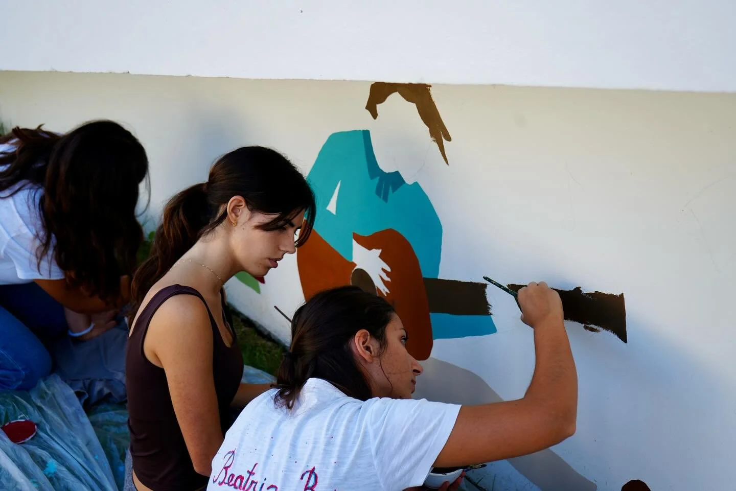 🎨 Oficina dos Estudantes

Neste novo espa&ccedil;o de estudo, quisemos deixar a nossa marca&hellip; literalmente.
O mural que pint&aacute;mos pretende que qualquer estudante, ao olhar para ele, possa ver uma faceta sua representada: o m&uacute;sico,