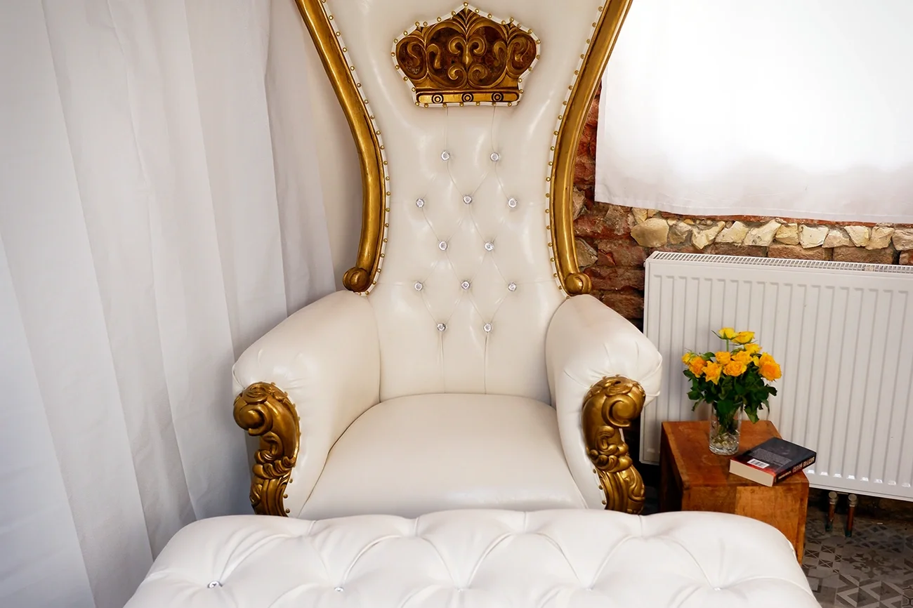 throne bdsm studio chateau de rossi