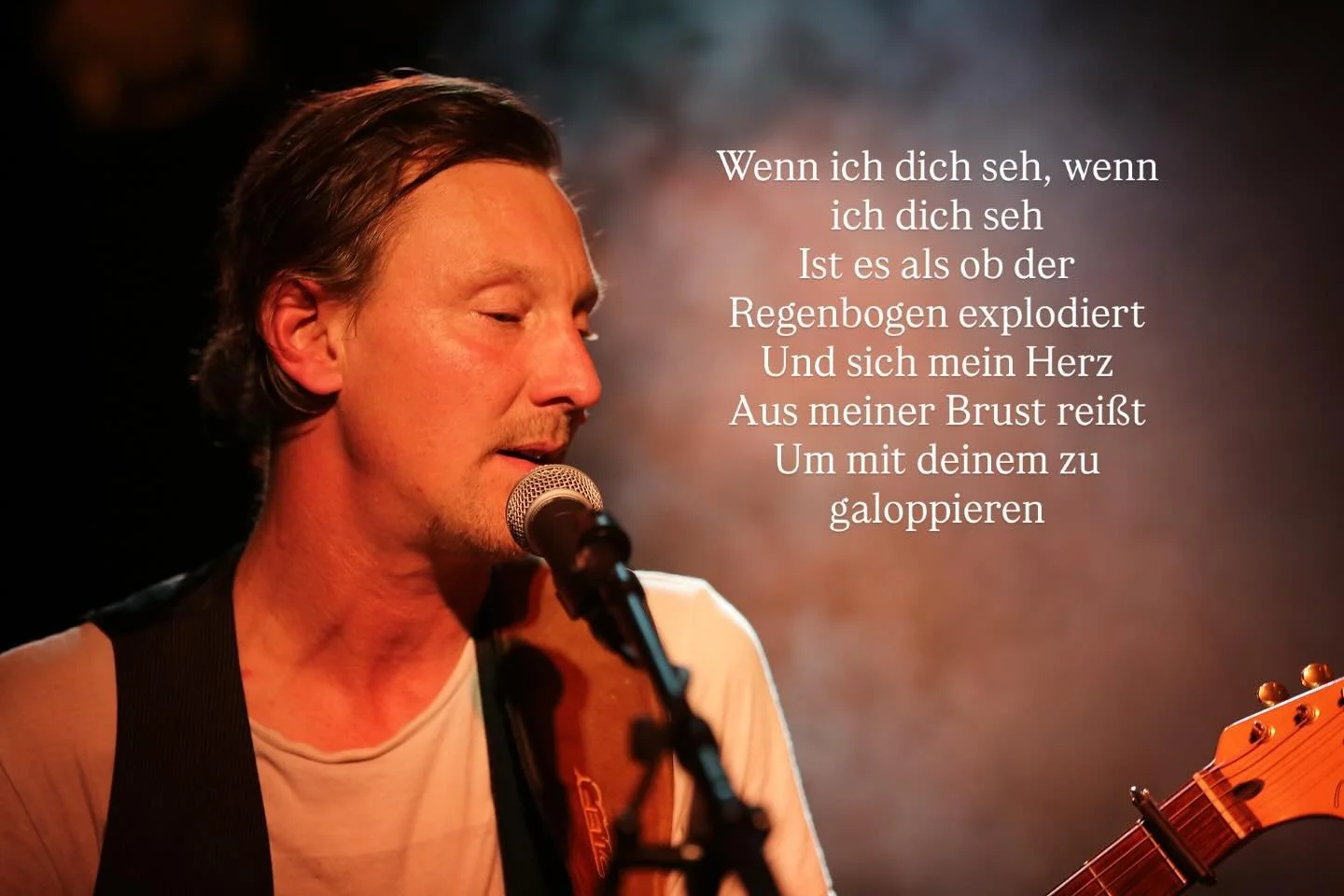 Das ist Daniel! Unser geiler E-Gitarrist! 
Die Zeile ist aus unserem Song &bdquo;alles nur nicht landen&ldquo;&hellip; ach!  auf Wolke 7, lebt und schwebt halt Poesie