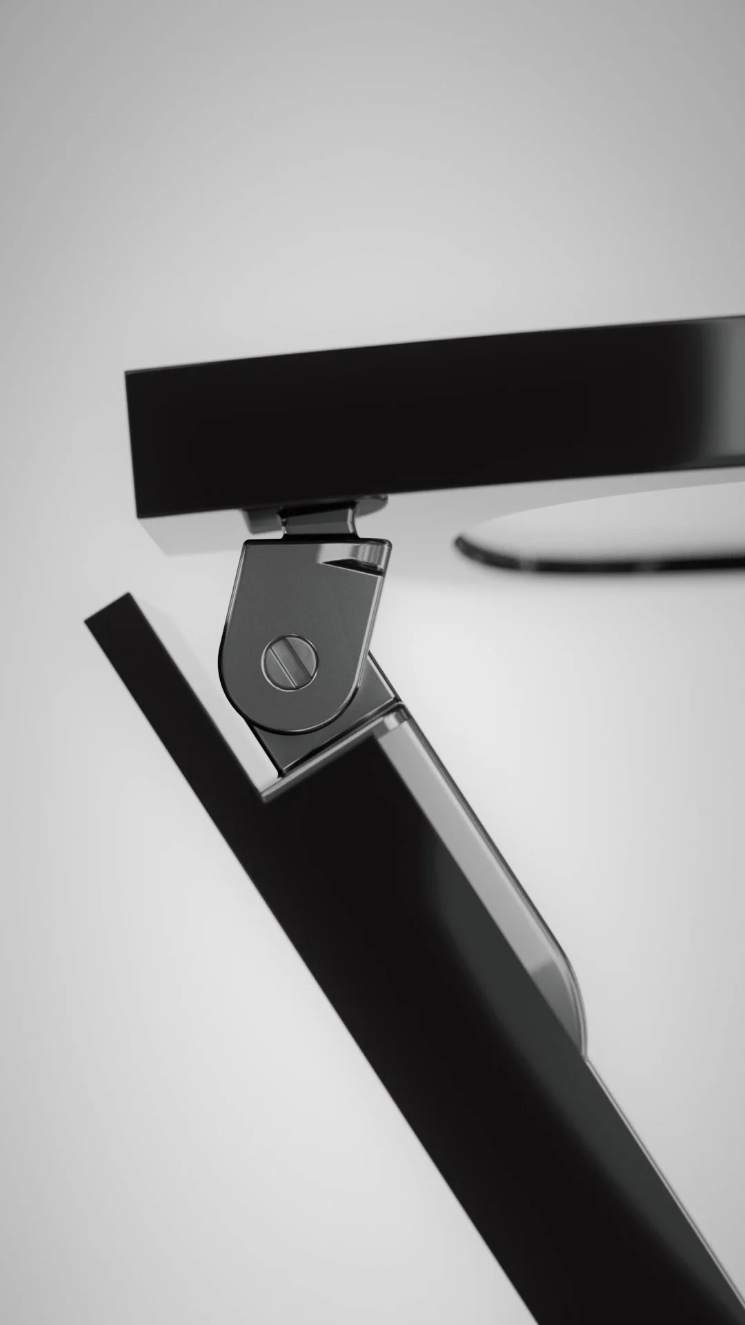 Dettaglio di un supporto di monitor nero e argento con articolazioni in metallo.