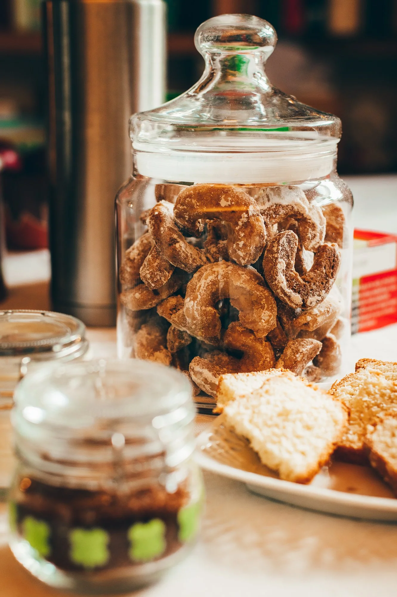 Barattoli di biscotti e dolci su un tavolo