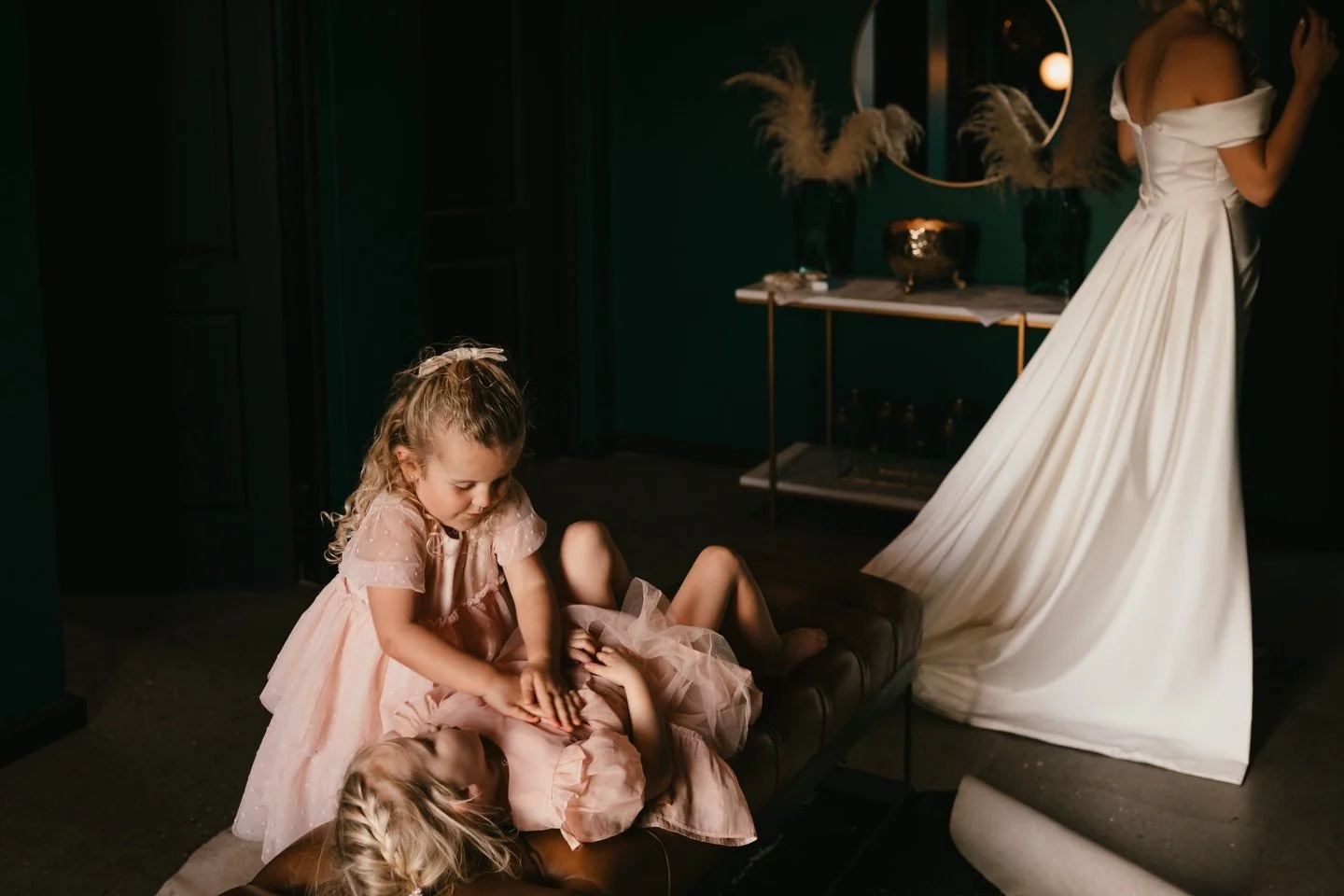 And this is why you hire a second shooter - they capture the real moments like this one. The bridesmaids playing &ldquo;CPR&rdquo;. 😂🙈 &ldquo;Ok, now I&rsquo;m almost dead and you have to save me&rdquo;. 

Thank you @marilynbartman_weddings for enr