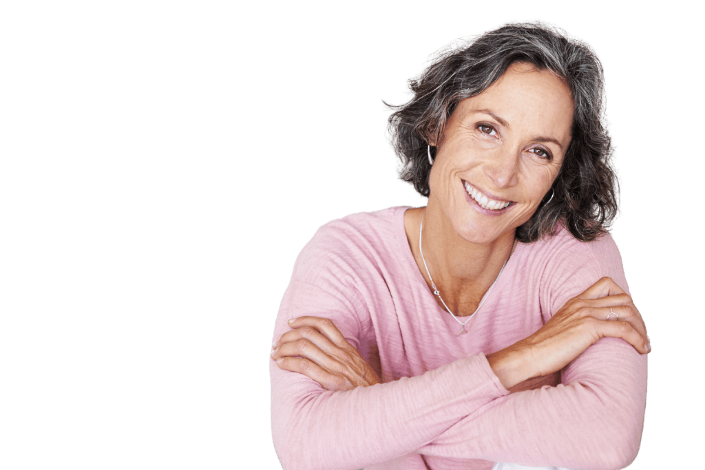 Portret van een positieve vrouw met grijze, golvende haar, kleding in lichtroze, en oorbellen, op een transparante achtergrond.