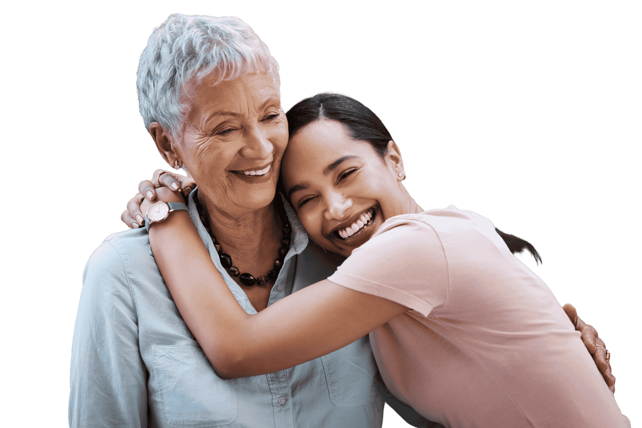 Twee vrouwen, een oudere vrouw met borstkanker en een jongere vrouw, omhelzen elkaar lachend.