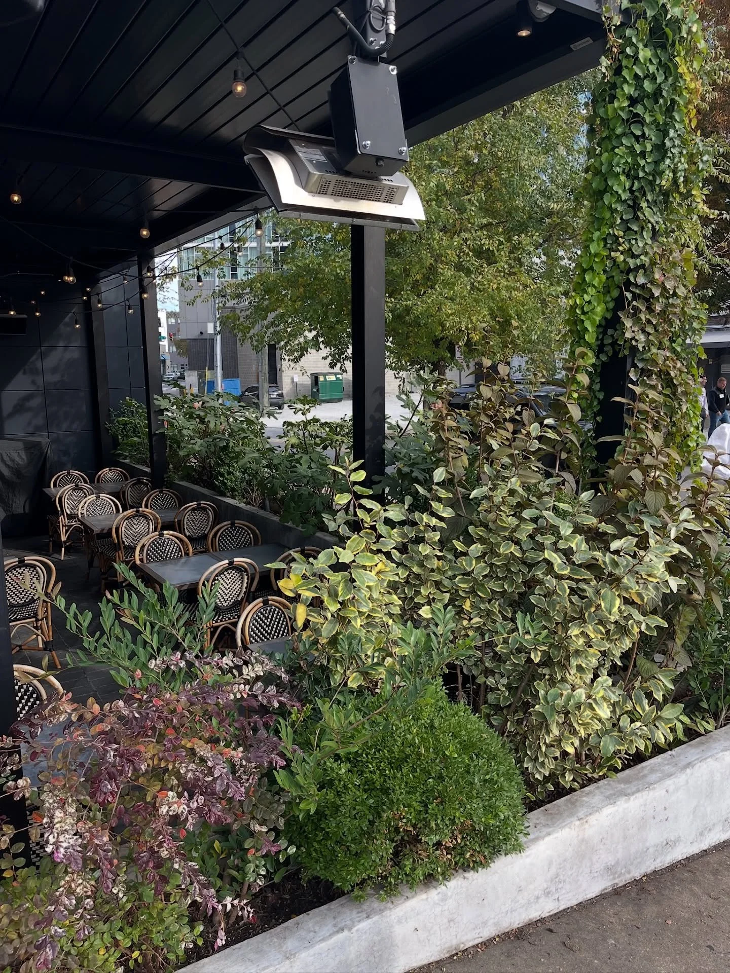 The weather is shifting and we&rsquo;re making our rounds! 

Spending more time indoors on deep cleaning and pest treatment and getting our exterior beds mulched and pruned. Seasonal needs before the colder weather to come? Get in touch now. 

#Oasis