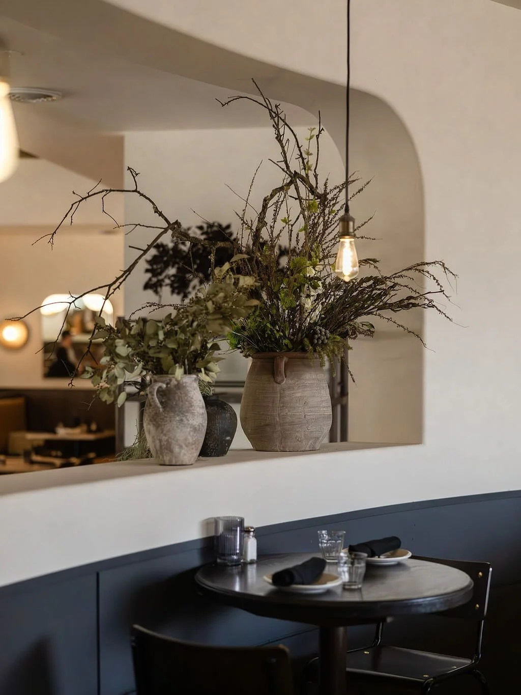 Collaborated with the lovely @kidglovescreative to bring this vision to life. 

Custom arrangements &amp; plant design by yours truly 🫶🏼

Photography: @victoriaquirkphoto