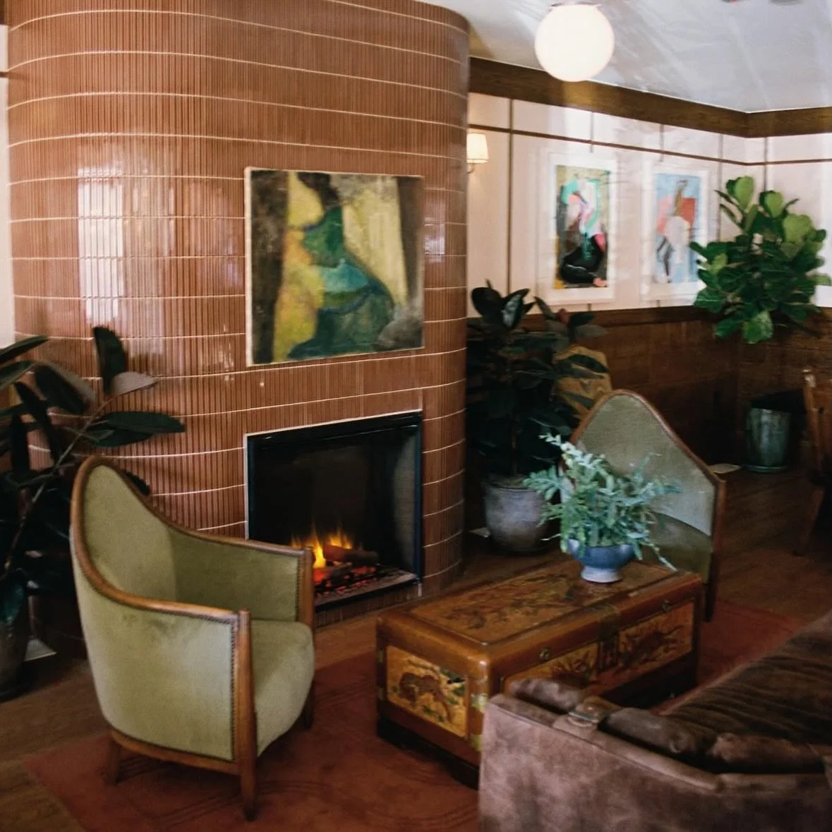 Good morning to @thechloenashville because it&rsquo;s where we want to spend all of our time. 

Dreamy captures and styling @lero_house_ 
Creative geniuses @relic.creative / @alyssaspys, @emilydorio &amp; @bizofliz 

#OasisDesign Interiorscapes &amp;