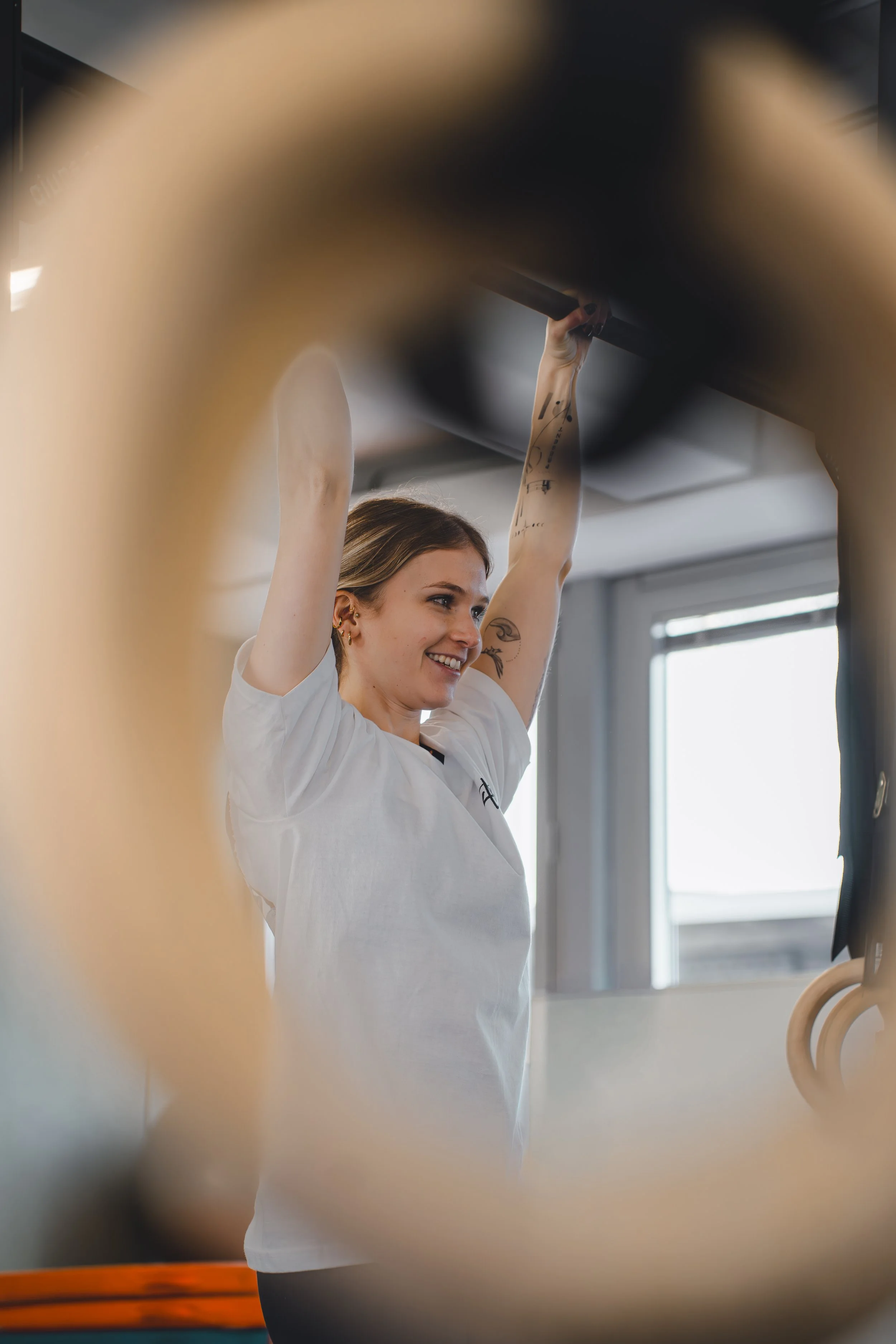Die Leiterin (Céline) der Calisthenics Frauengruppe "CaliBärinnen" zeigt eine Übung vor.
