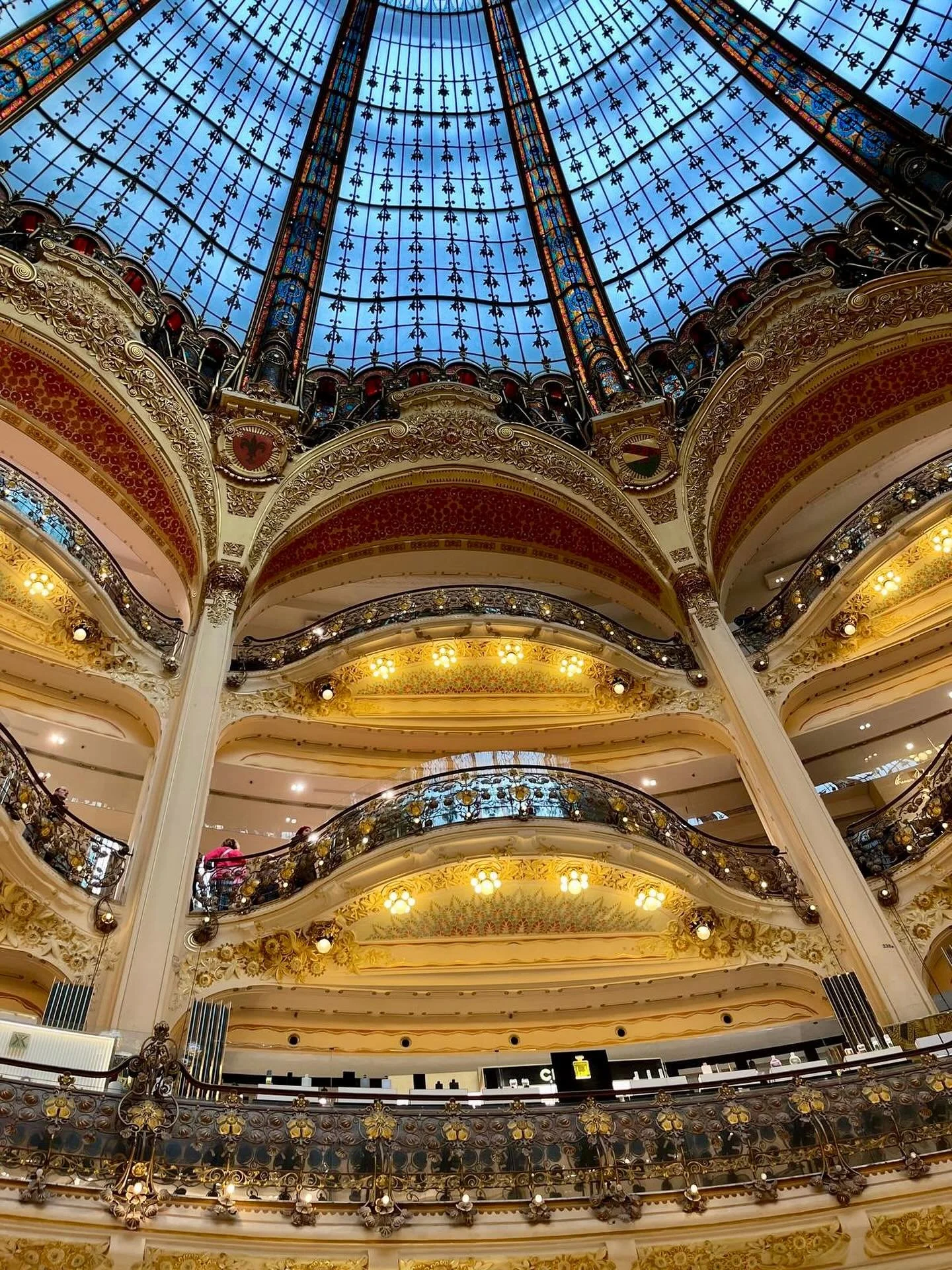 Toch nog 

Ze kwam stralend binnen.
Al grootmoeder, 
maar nog jong ogend,
energiek, verzorgd.
Van buiten lijkt niets zichtbaar.

Van binnen wel,
geeft ze aan.
Moe. Leeg. Lusteloos.
Hard werken om staande te blijven.

Ze lacht terwijl ze vertelt 
over