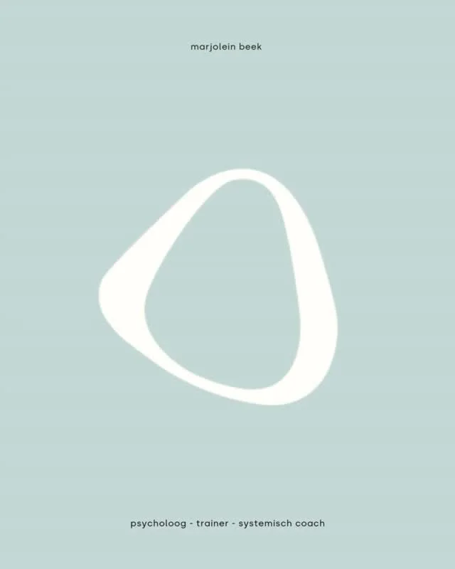 Mijn praktijk is mijn werkplaats. 
Daar werk ik &eacute;&eacute;n op &eacute;&eacute;n, 
omdat verandering daar zichtbaar wordt.
In wat je zegt, wat je vermijdt, 
wat je lichaam al wist 
voordat jij het durfde te weten.

En toch is dat niet het eindp