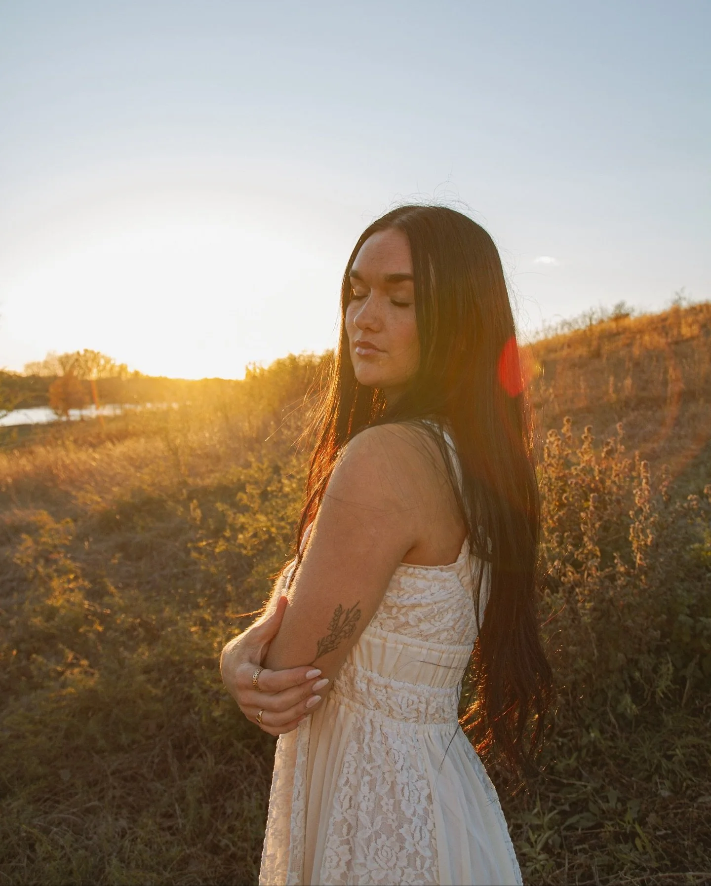 Feeling like sunshine✨💛🧺☀️🌾 

#photoshoot #dreamyaesthetic #natureinspired #photographer #midwest #southdakotaphotographer #naturephotography #pinterest #photoinspiration #photographylover