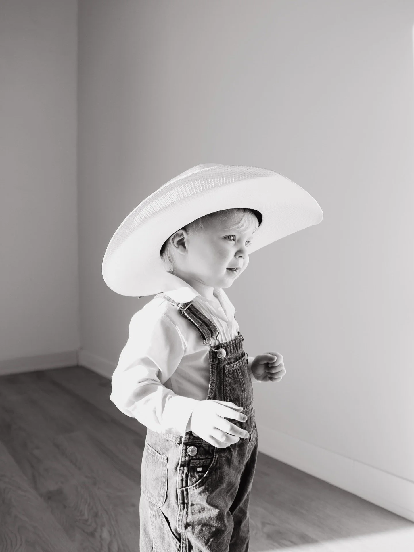 Coolest cowboy I ever did see&diams;&clubs;&spades;

#southdakotaphotographer #westernphotography #instudiophotography #midwestphotographer #2ndbirthdayphotoshoot