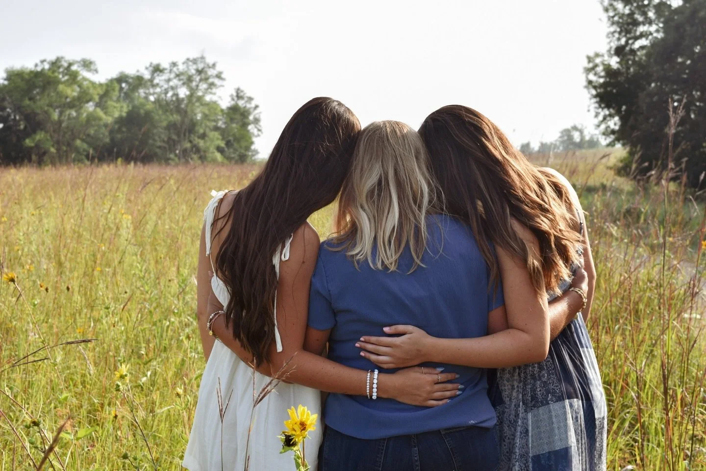 A mother &amp; her daughters🪻🌼

#familysession #southdakotaphotographer #midwestphotographer #siouxfallsphotographer #familyphotoshoot