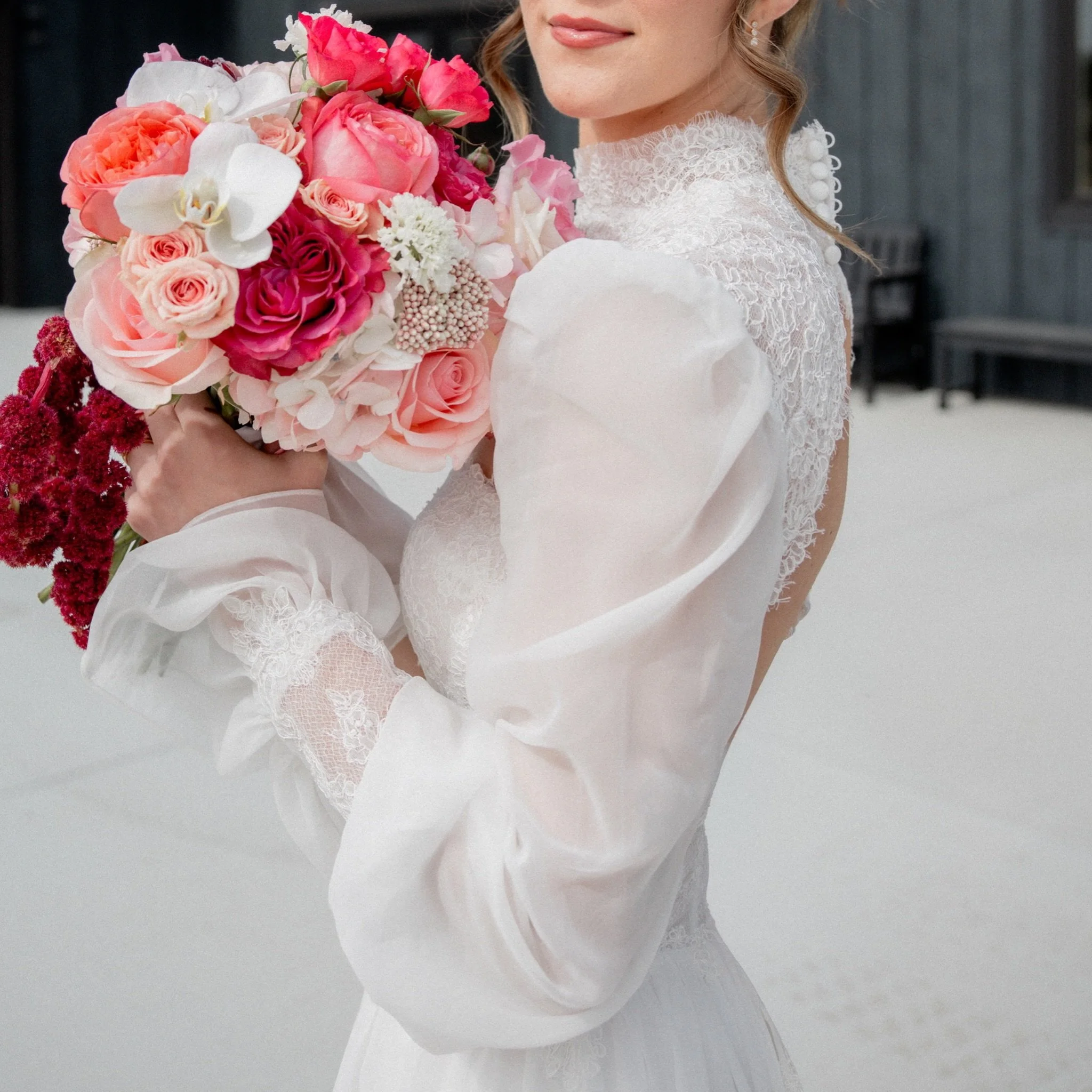 Proof that florals can completely transform a wedding day ✨🌸
The soft pinks, bold pops of red, and romantic details in this styled shoot felt like stepping into a real-life Pinterest board. Forever obsessed with the dreamy, feminine vibe these bloom