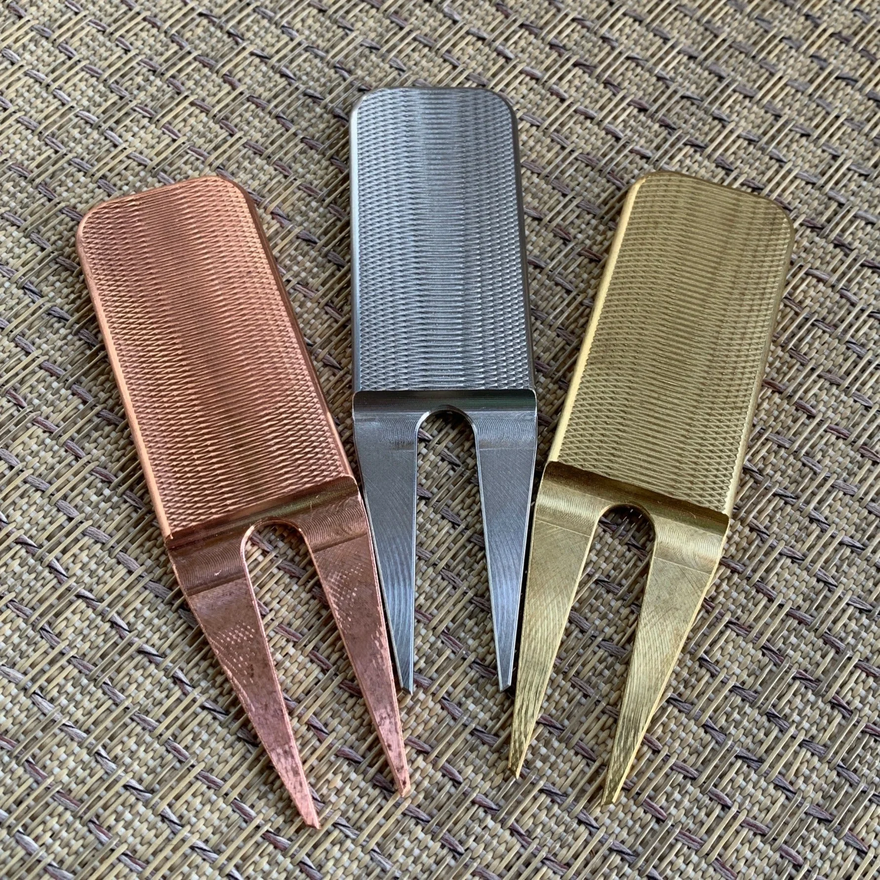 Single Prong Divot Tool