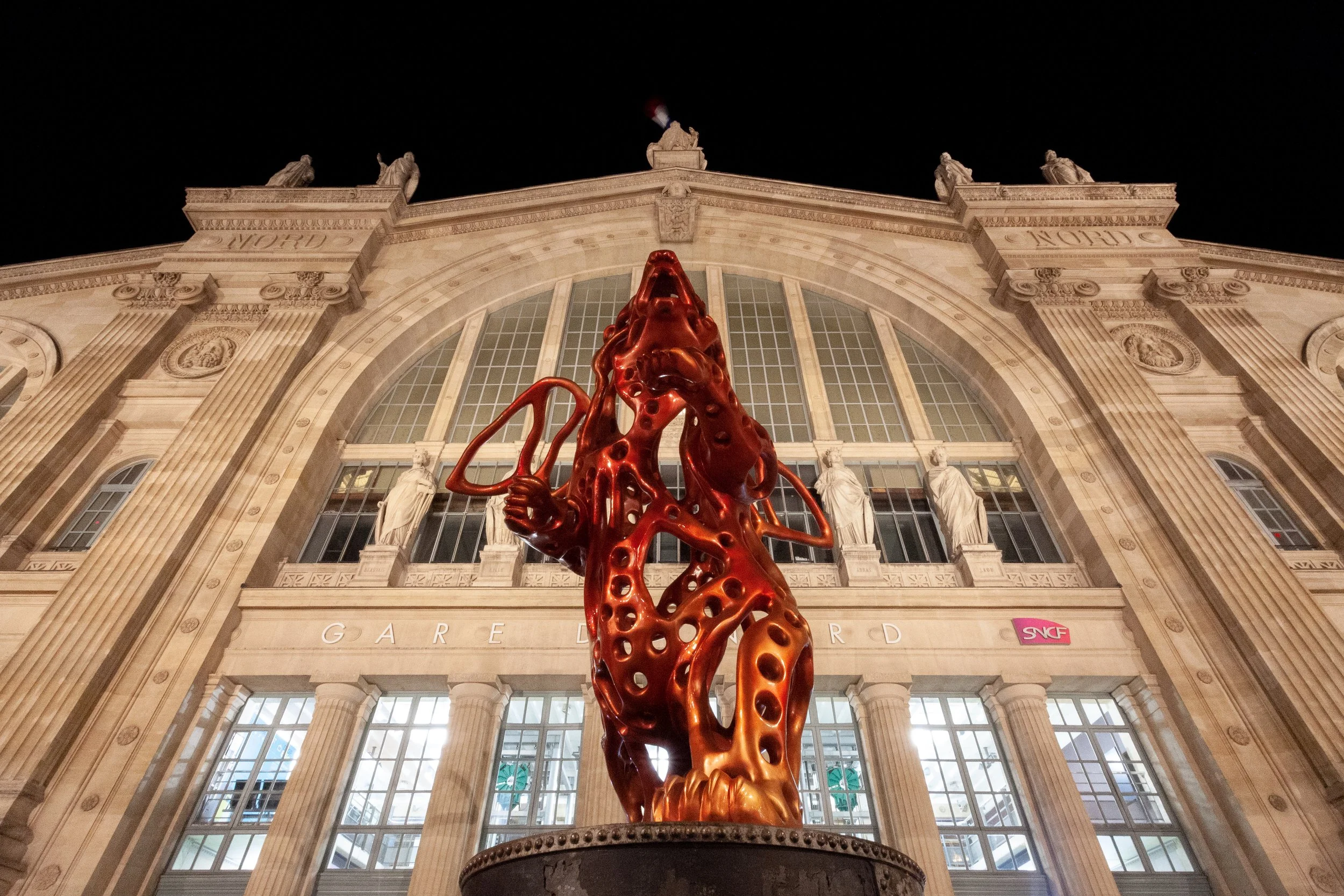 Façade de la Gare du Nord de nuit.