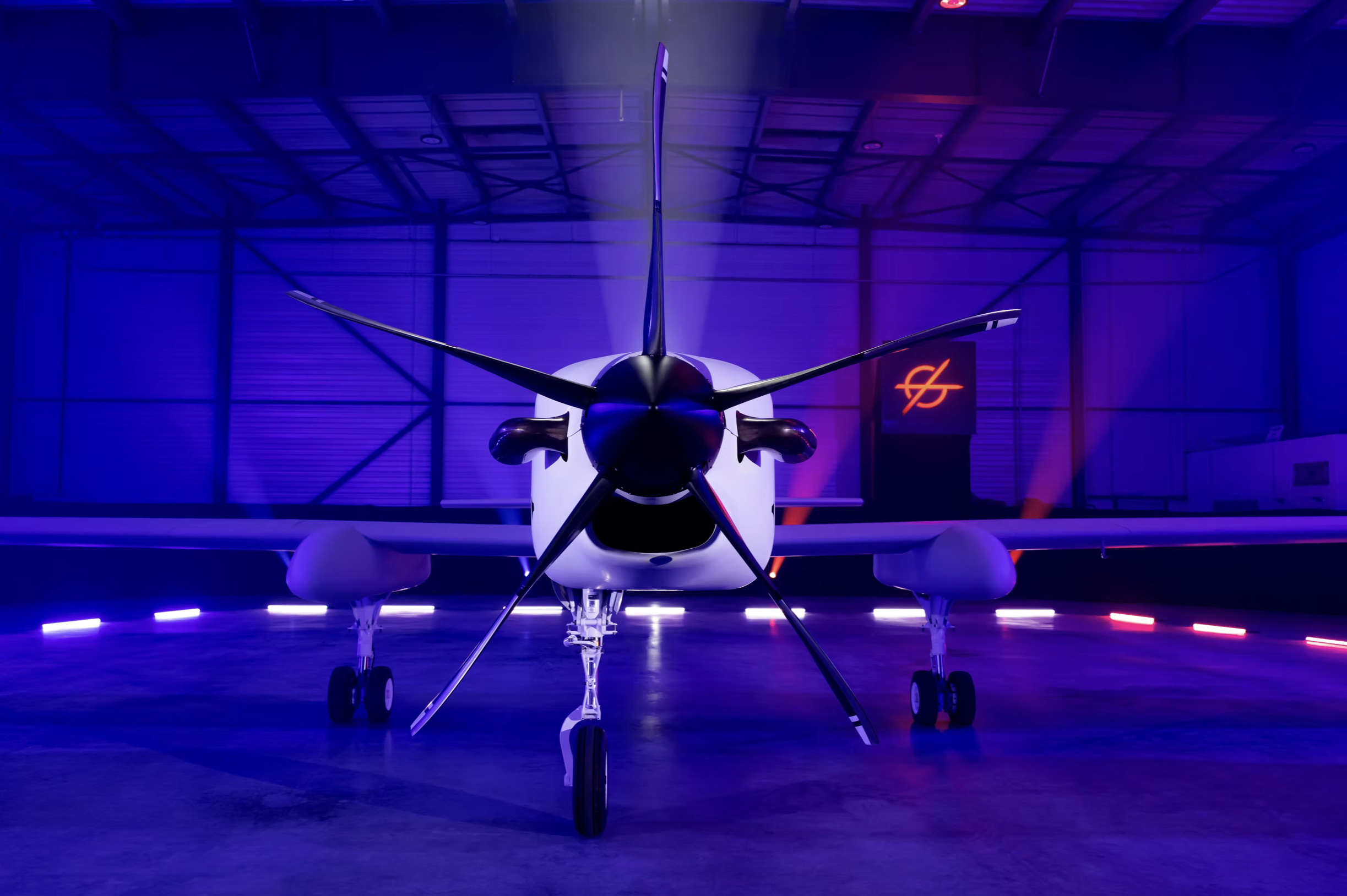 Roll Out du drone MALE AAROK mis en scène par Franck Remy.