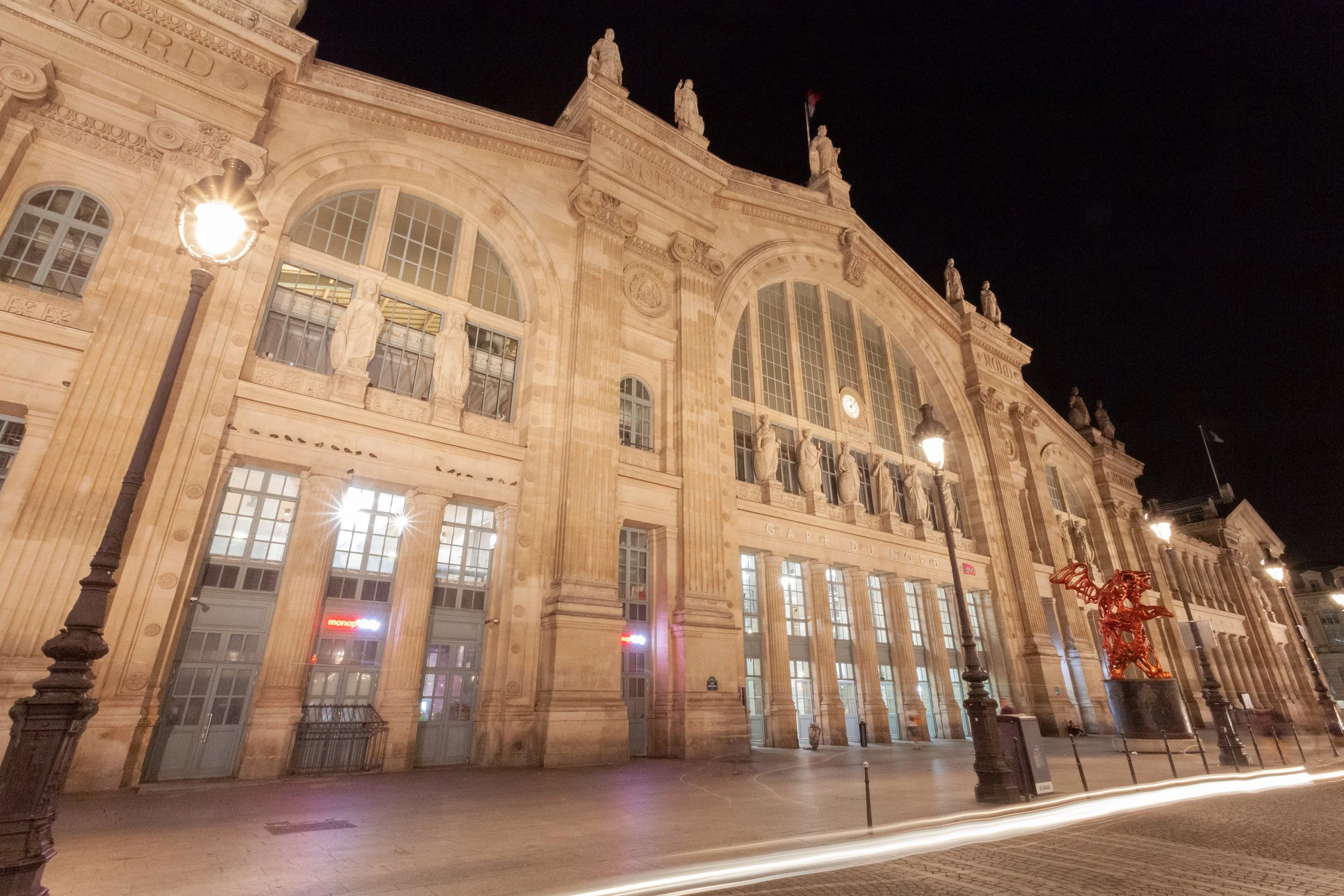 Façade de la Gare du Nord de nuit.