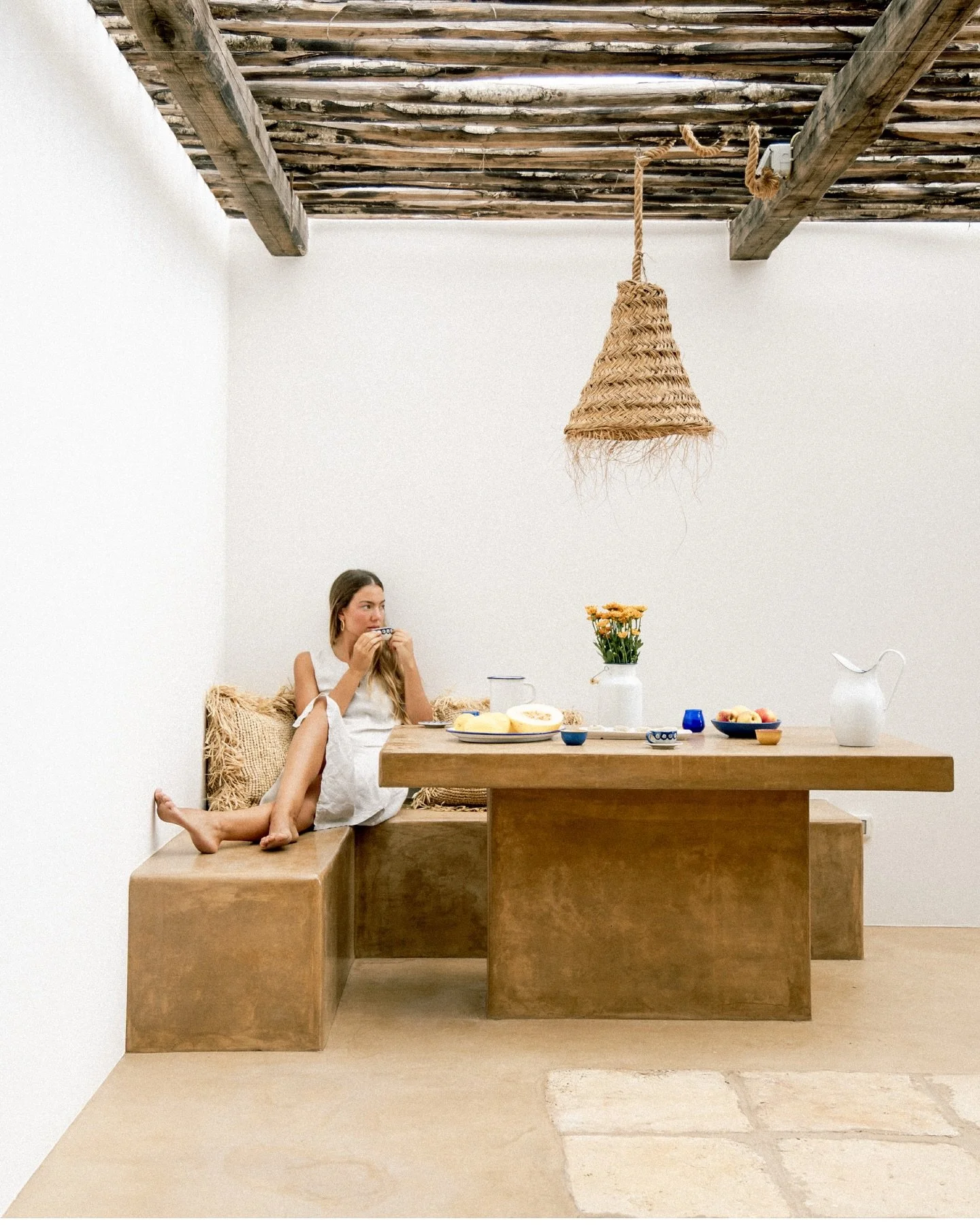 Forme semplici ed essenziali definiscono gli spazi dell&rsquo;abitare. 
&bull;
Simple and essential forms define living spaces.

#DammusiVillaSerena #LiveTheEssence #Pantelleria