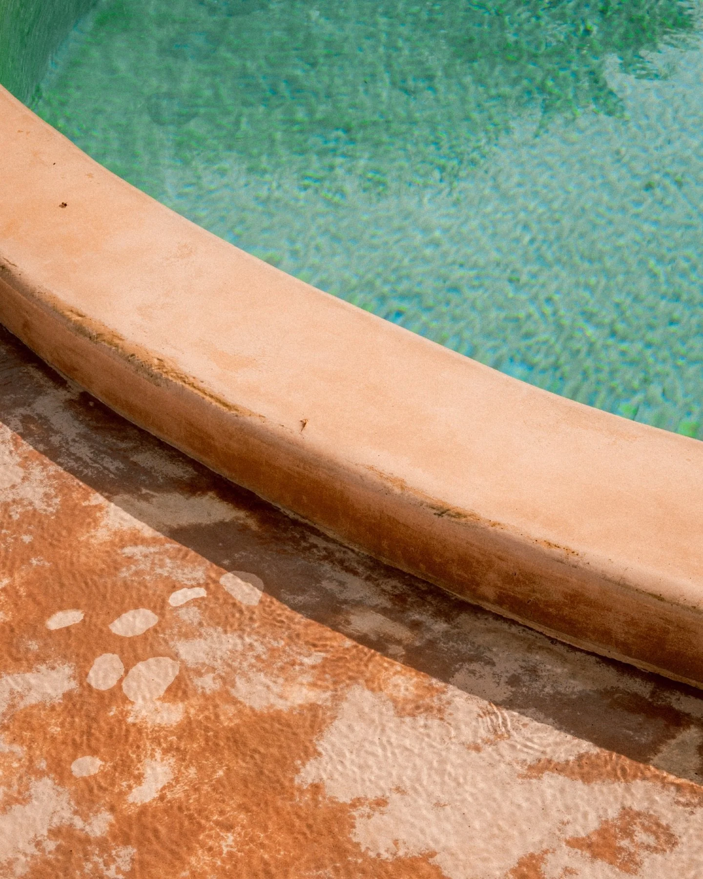 La cura del dettaglio trasforma il soggiorno in un&rsquo;esperienza di autenticit&agrave;: soggiornare qui significa seguire il ritmo dell&rsquo;isola. 
Riscopri l&rsquo;anima pi&ugrave; vera e profonda di quest&rsquo;isola.
&bull;
Attention to detai