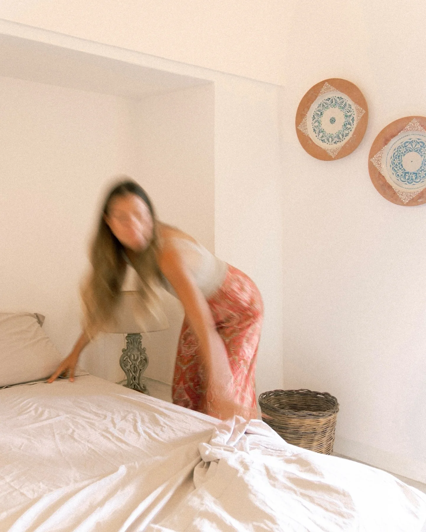 La pietra custodisce il fresco.
Il bianco riflette la luce.
Il vento attraversa gli spazi.
La materia protegge e la natura dialoga.

Scopri le essenze pantesche in un soggiorno unico come la sua anima pi&ugrave; autentica ✨
&bull;
Stone preserves the