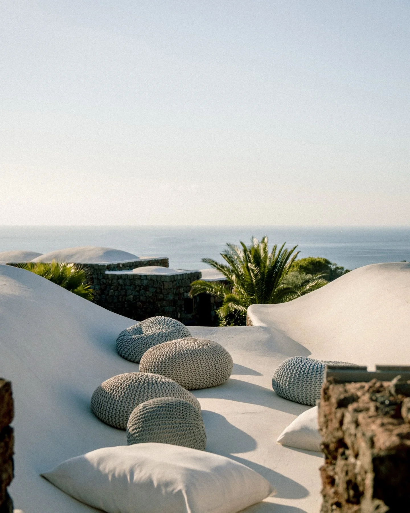 Dammuso Serena 🌿
Il pi&ugrave; ampio della tenuta, dove lo spazio si apre e il tempo trova respiro.
Qui luce e il vento ti guidano attraverso gli spazi dell&rsquo;abitare con naturalezza, seguendo il ritmo lento dell&rsquo;isola.
Scopri il Dammuso S
