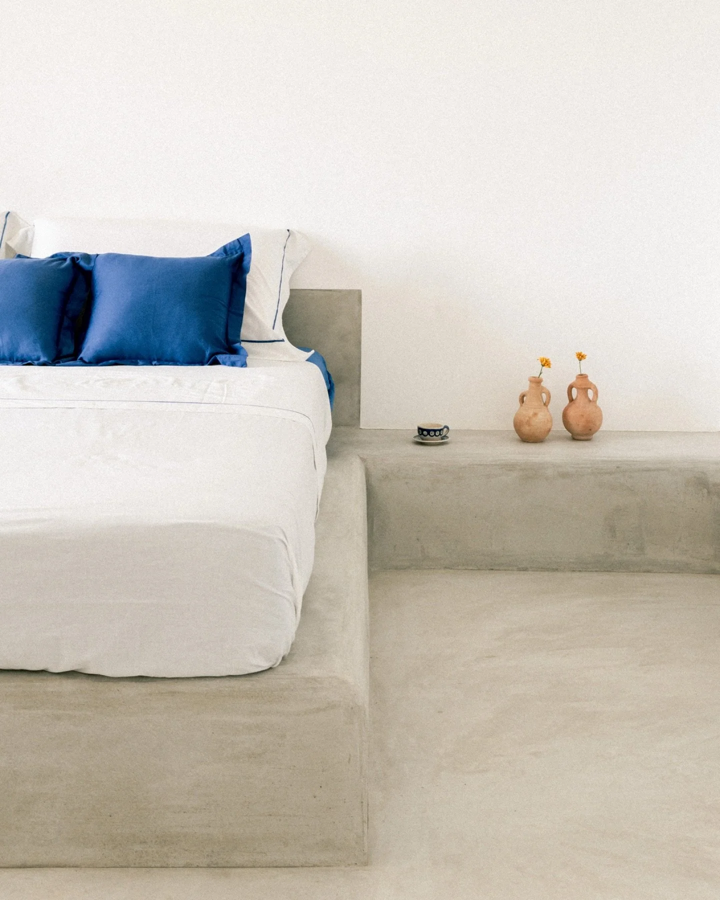 Ritmi lenti e rituali semplici accolgono, proteggono, lasciano andare.
Scopri il Dammuso pi&ugrave; adatto a te e prenota il tuo soggiorno a Pantelleria.
&bull;
Slow rhythms and simple rituals welcome, protect, and gently let go.
Discover the Dammuso