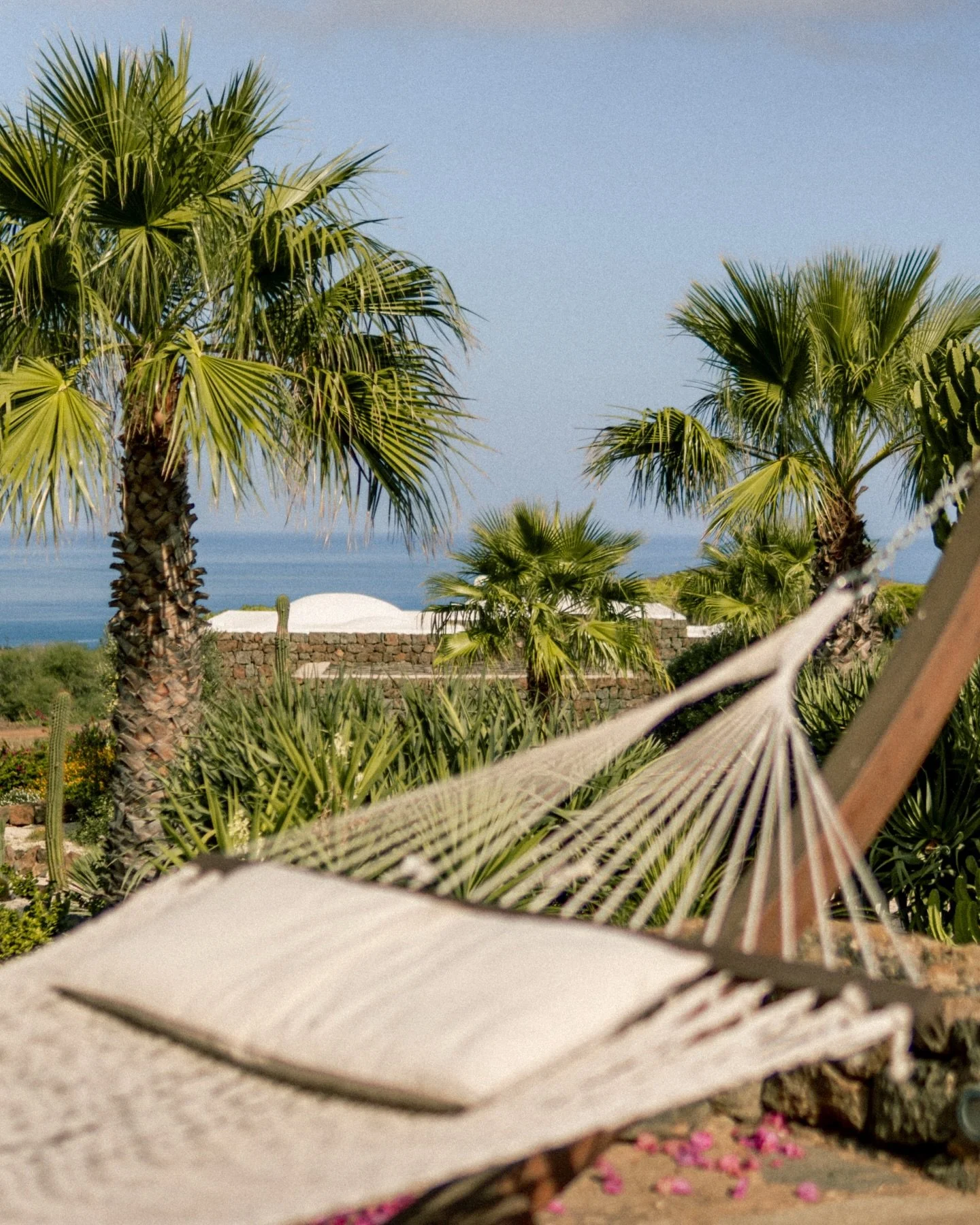 Esplora gli spazi della tua prossima fuga a Pantelleria.
I lunghi giorni d&rsquo;estate iniziano da qui.
Pianifica la tua vacanza, prenota il tuo soggiorno su www.dammusivillaserena.com
&bull;
Explore the spaces of your next getaway in Pantelleria.
L