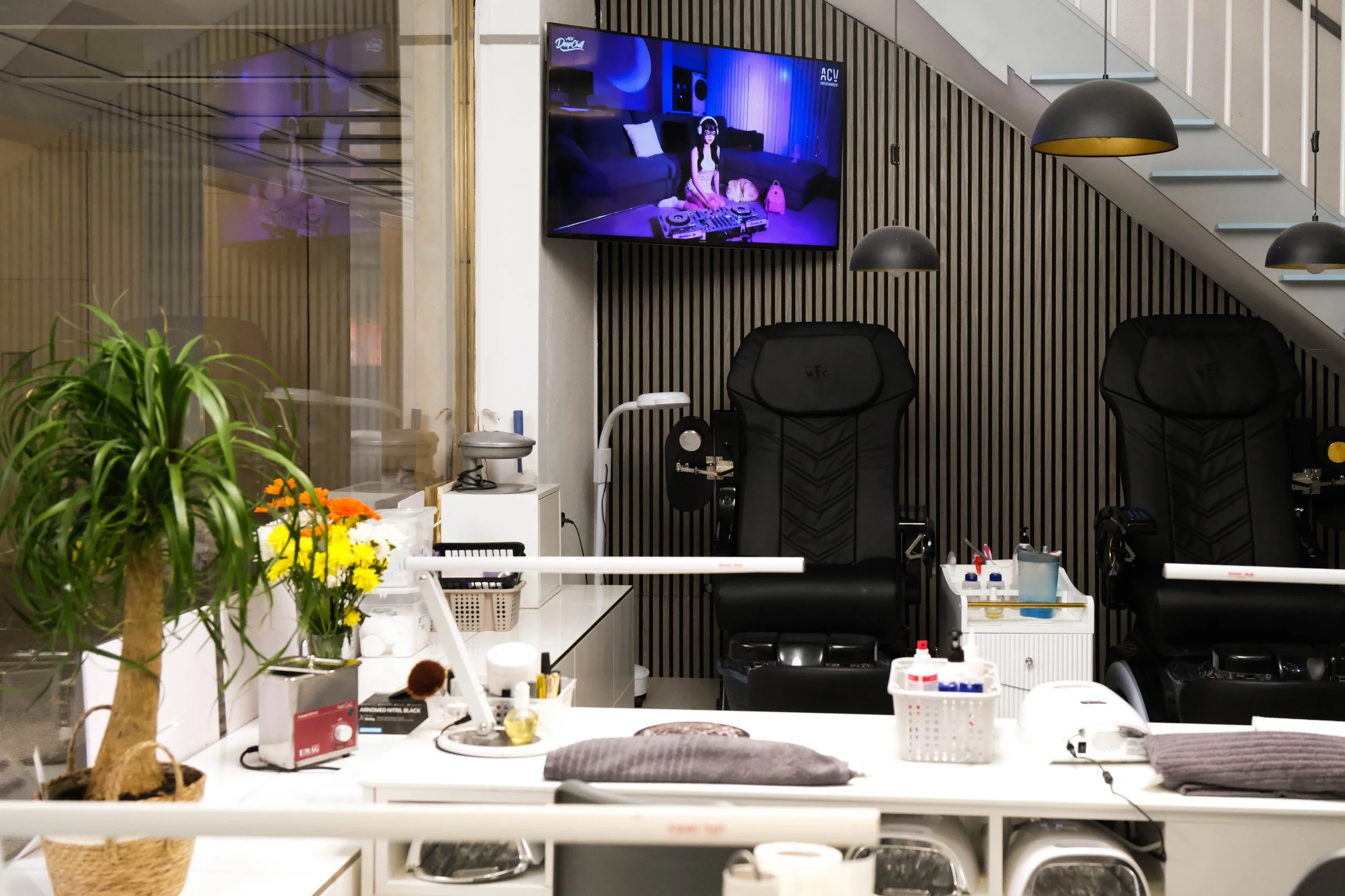 Zimmer mit sozialen Medien, Pflanzen, medizinischer Ausrüstung und DJ-Setup, im Hintergrund ein Fernseher.
