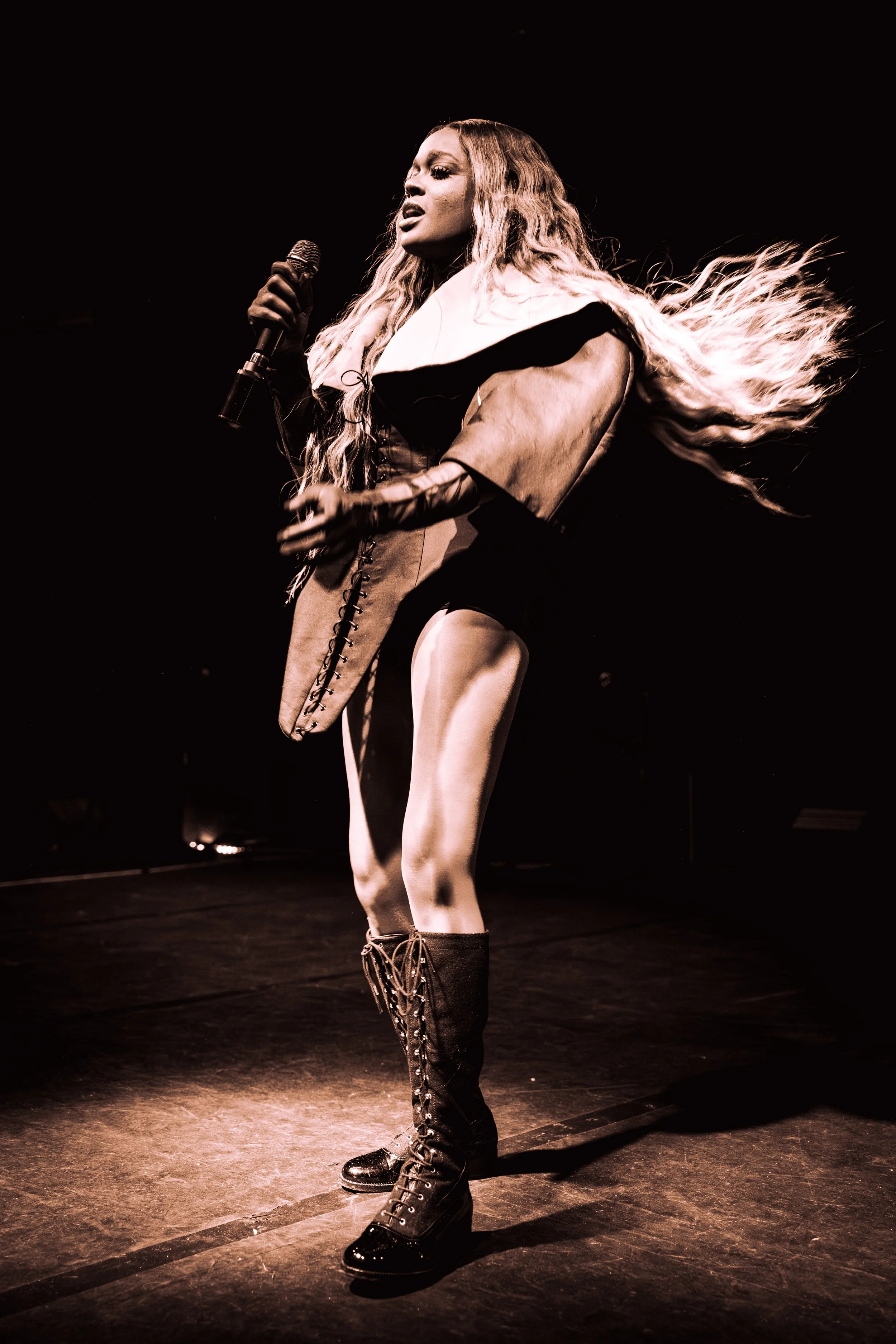 AZEALIABANKS-55MAG(24de27).jpeg