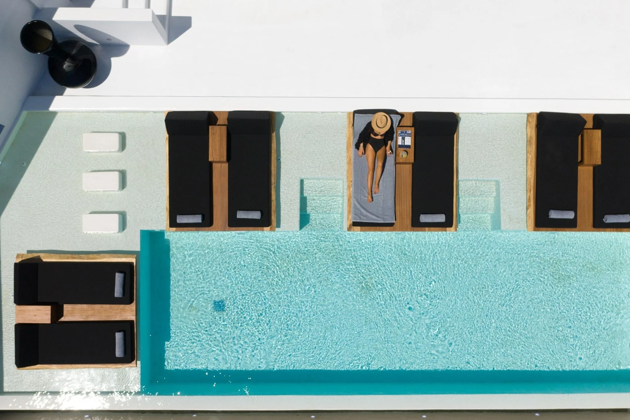 Welcome to the stunning Villa Mykonos Diamond 🇬🇷
Incredible 4 bedroom villa in Mykonos town. This luxury property is perched on the scenic hill of Super Paradise, where traditional Cycladic charm meets modern sophistication. This villas is uniquel