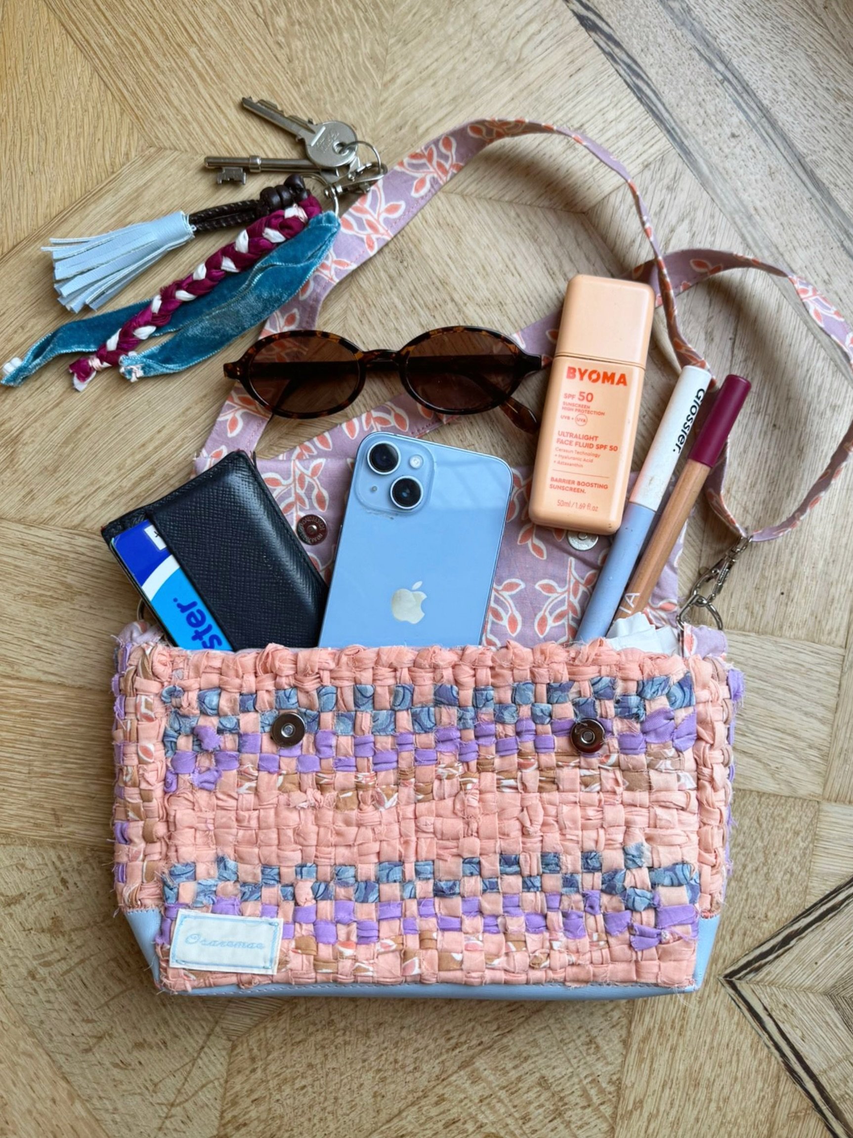 Phone, wallet, keys, SPF sunnies etc etc&hellip;

Essentials for a sunny bank holiday weekend in London all in a new woven bag 🩵🍑🫧🌸🍇🌞