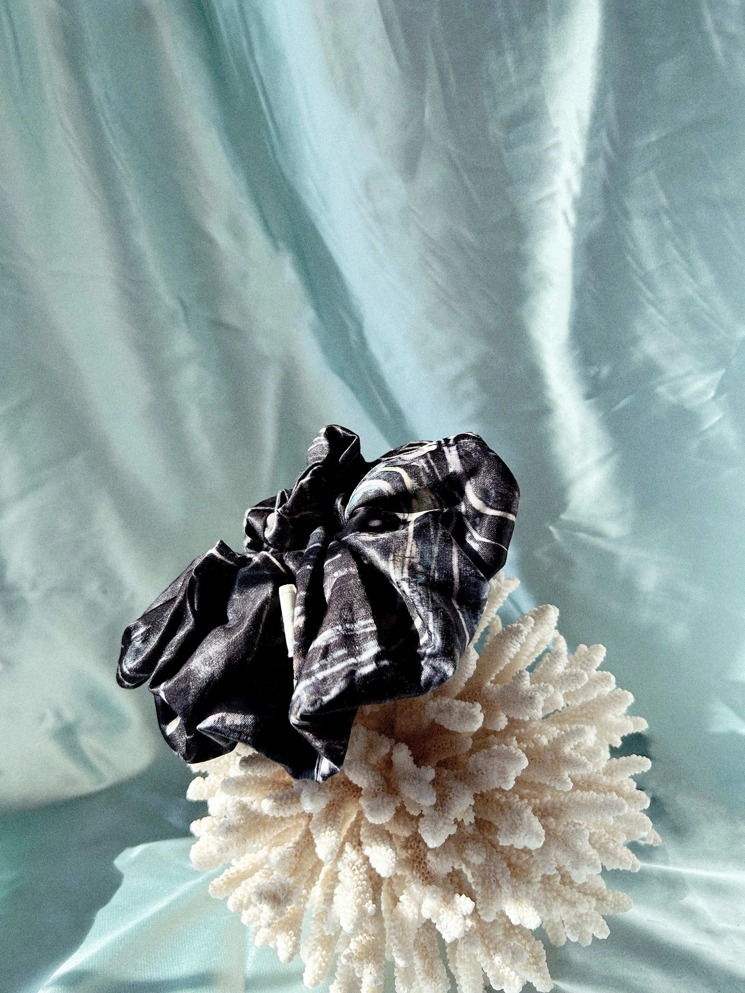 JUPITER Satin batik XL scrunchie