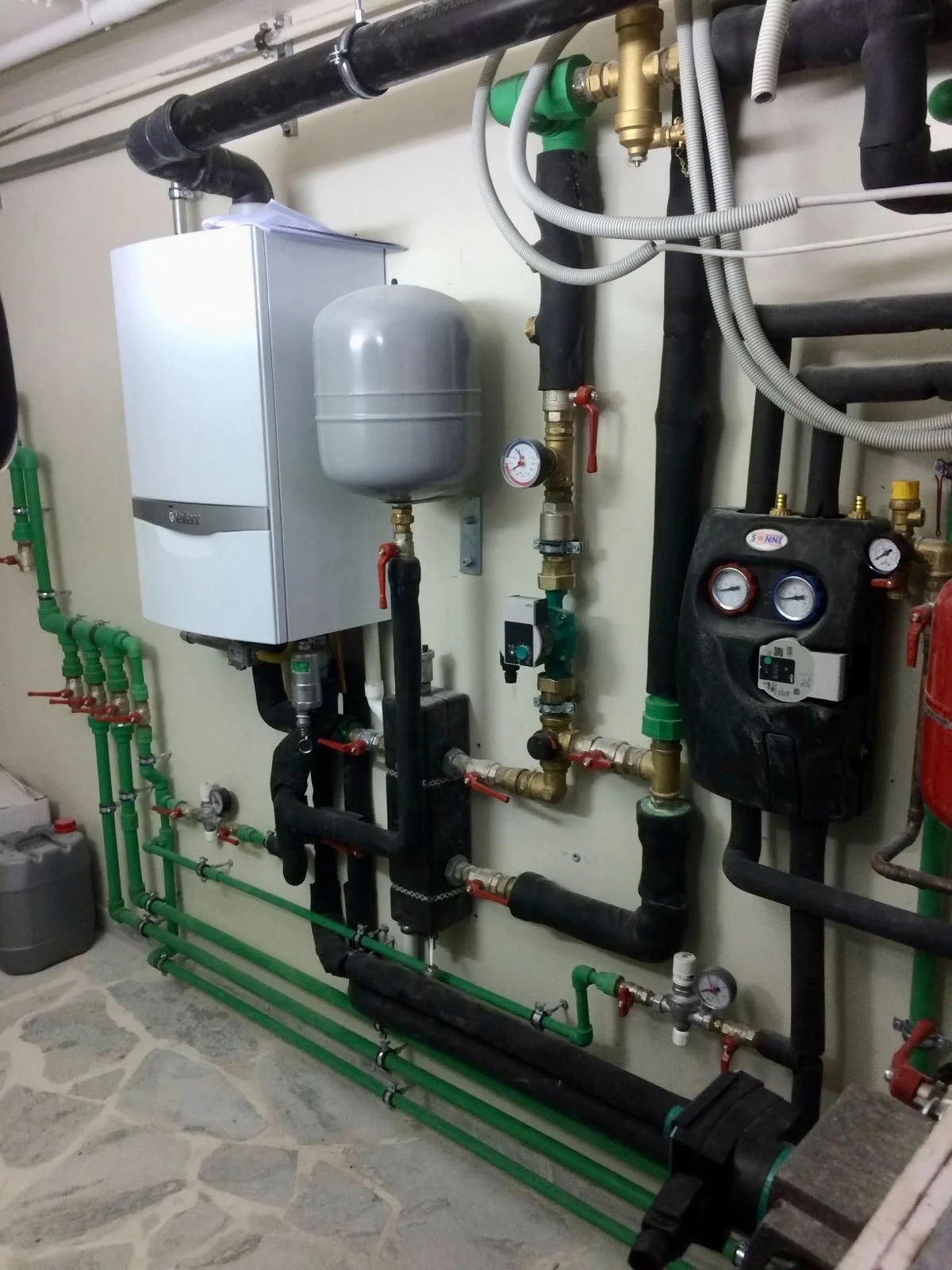 Επιτοίχιος λέβητας αερίου εγκατεστημένος σε εσωτερικό χώρο