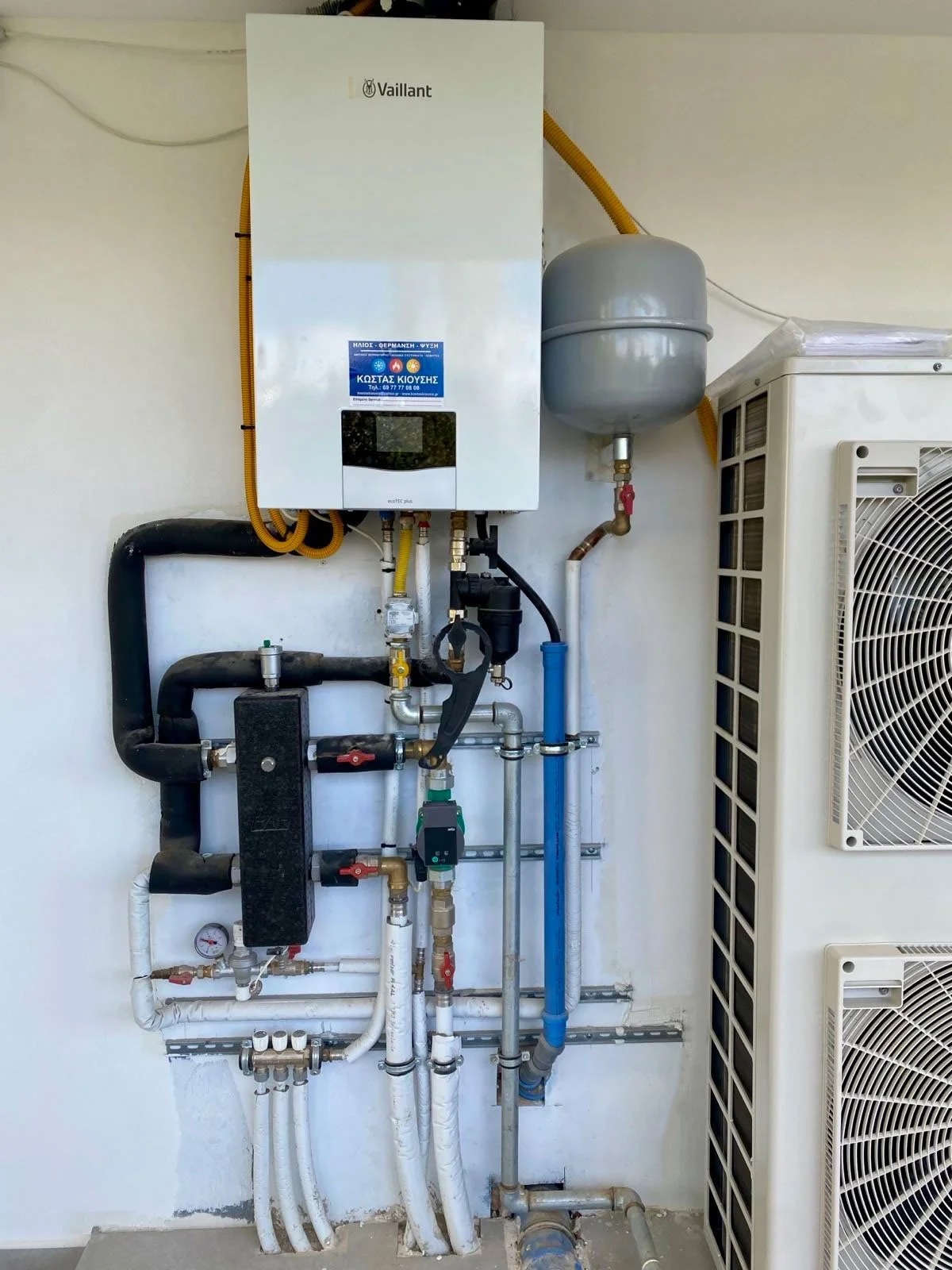 Επιτοίχιος λέβητας αερίου εγκατεστημένος σε εξωτερικό χώρο