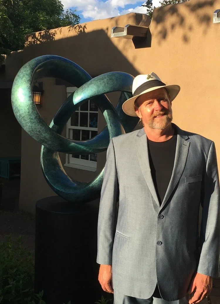 Hurray! T Barny is back in Santa Fe.