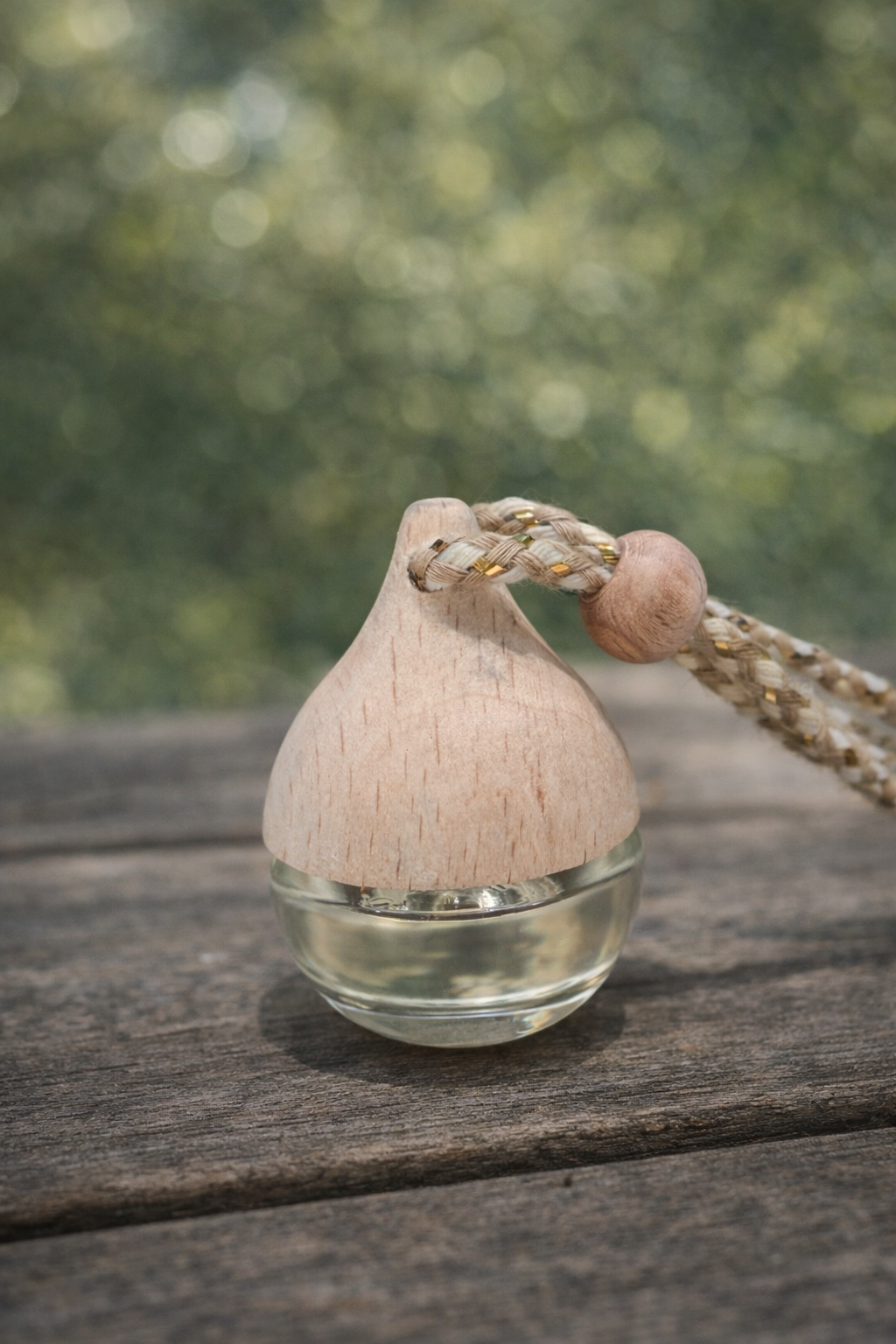 Minimalist hanging car diffuser for long-lasting fragrance in vehicle interior