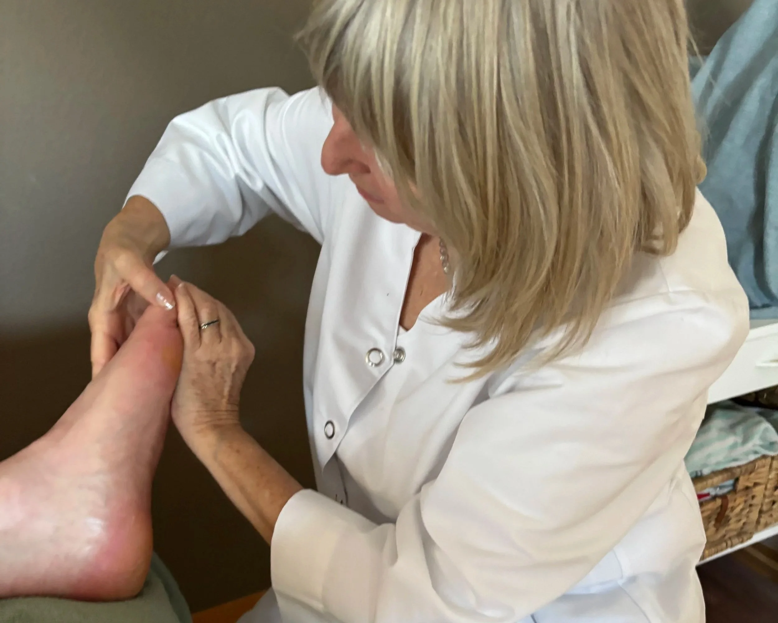 Die Heilpädagogin führt eine Fussreflexzonentherapie durch – eine ruhige, ganzheitliche Behandlung zur Förderung des körperlichen und seelischen Wohlbefindens.