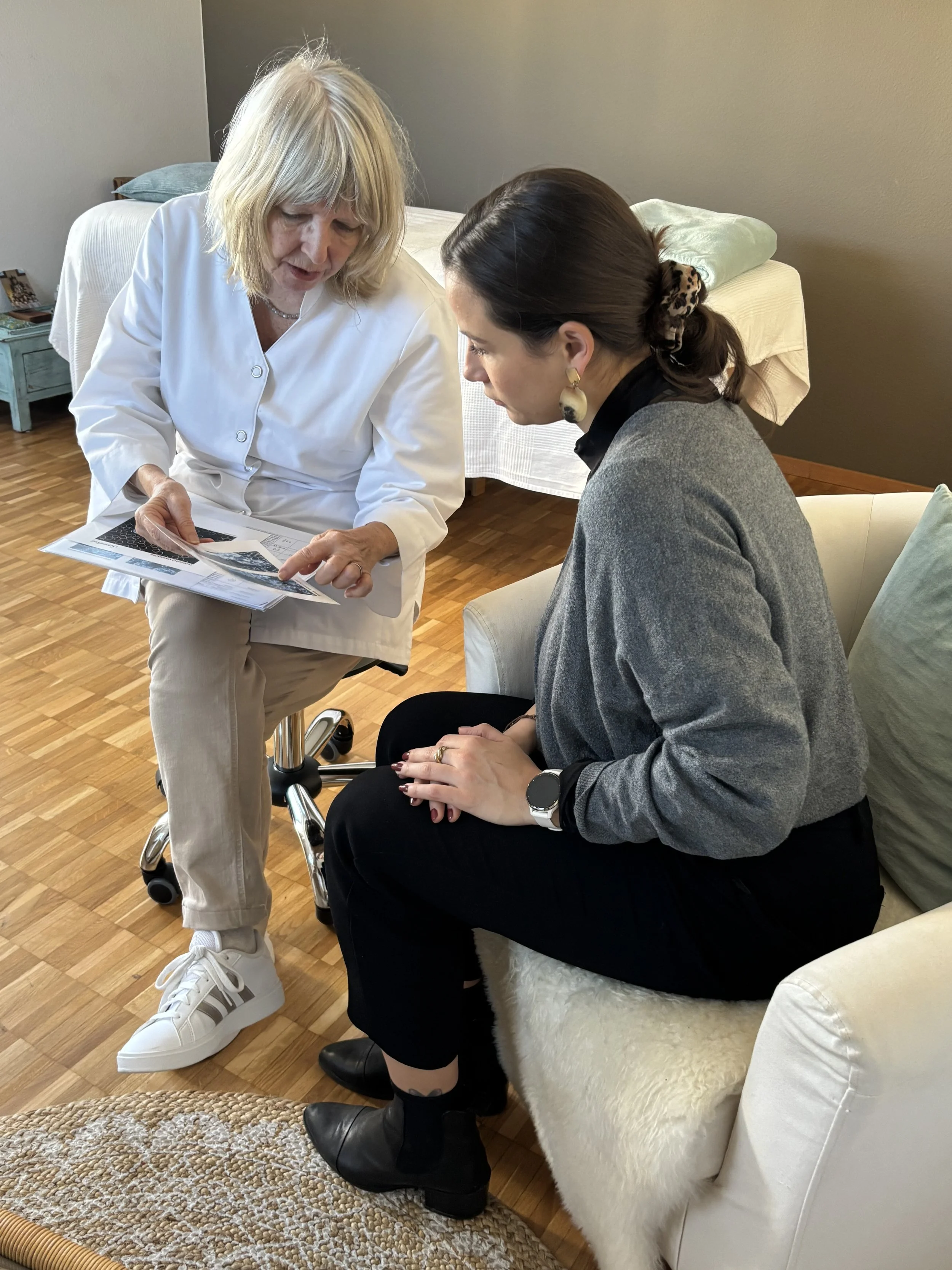 Die Heilpädagogin erklärt einer Kundin einfühlsam die nächsten therapeutischen Massnahmen – ein Moment der persönlichen Begleitung und fachlichen Expertise.