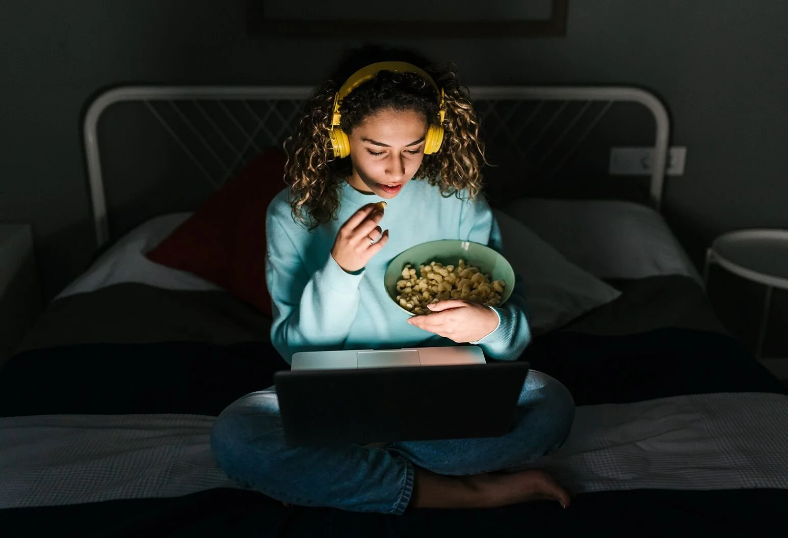 Why You Can't Stop Late Night Snacking: A Dietitian Explains