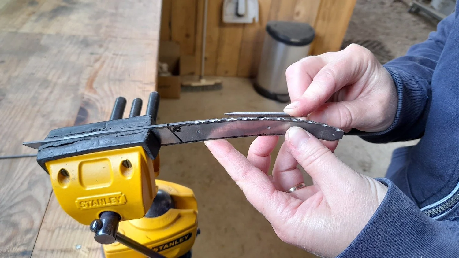 Anne-Juliette Tanguy, atelier coutellerie, couteau artisanal pour SHE BLADES