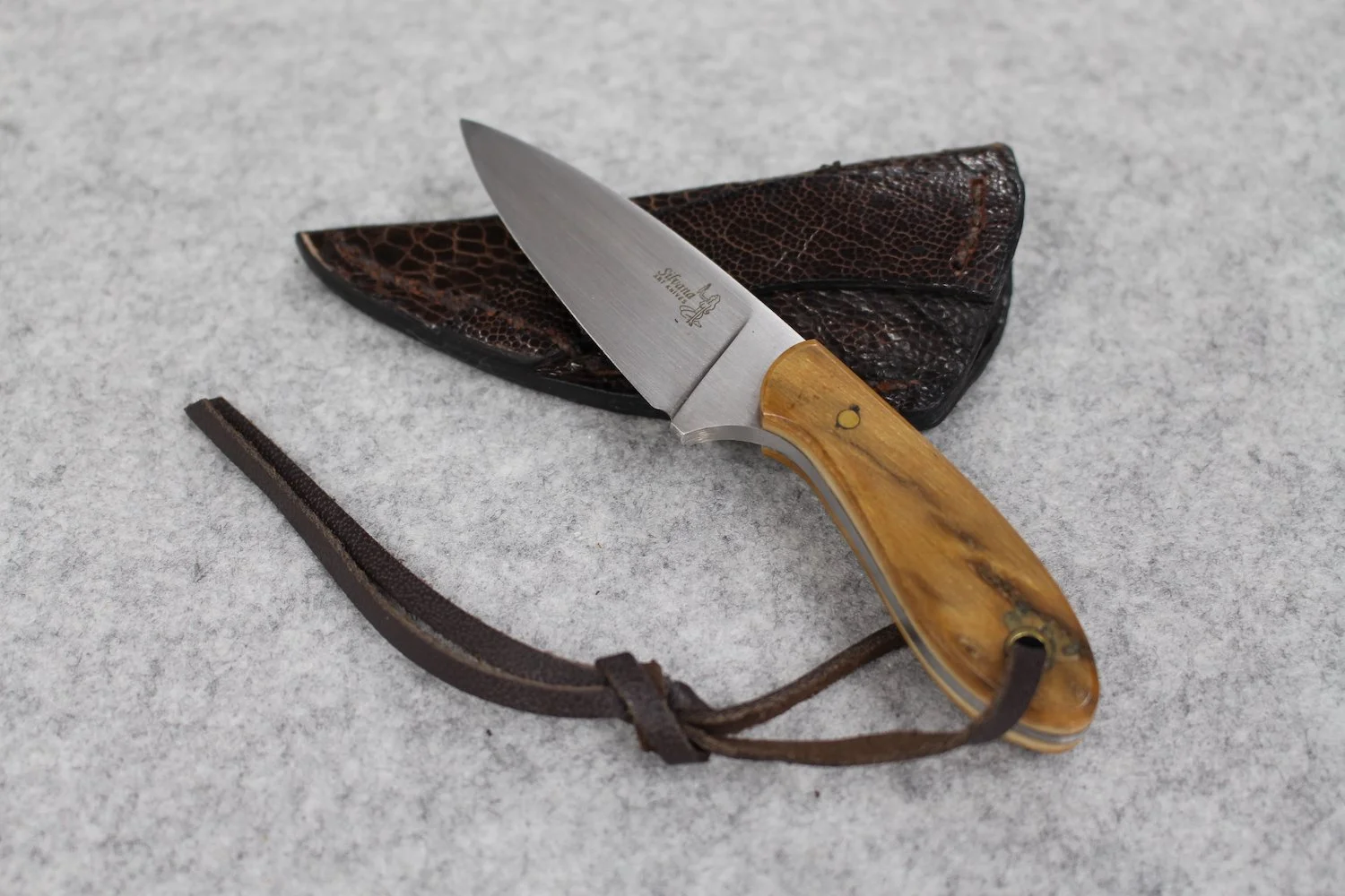 Handmade knife by woman knife maker Silvana Mouzinho, Brazil