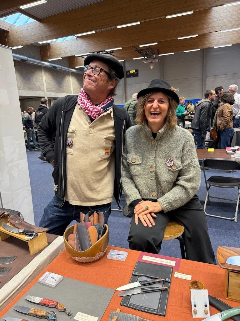 Pascale Sabaté et Denis Lagarde, knife makers at Gembloux knife show 2025. Pascale Sabaté is member of SHE BLADES, international platform for women knife makers.