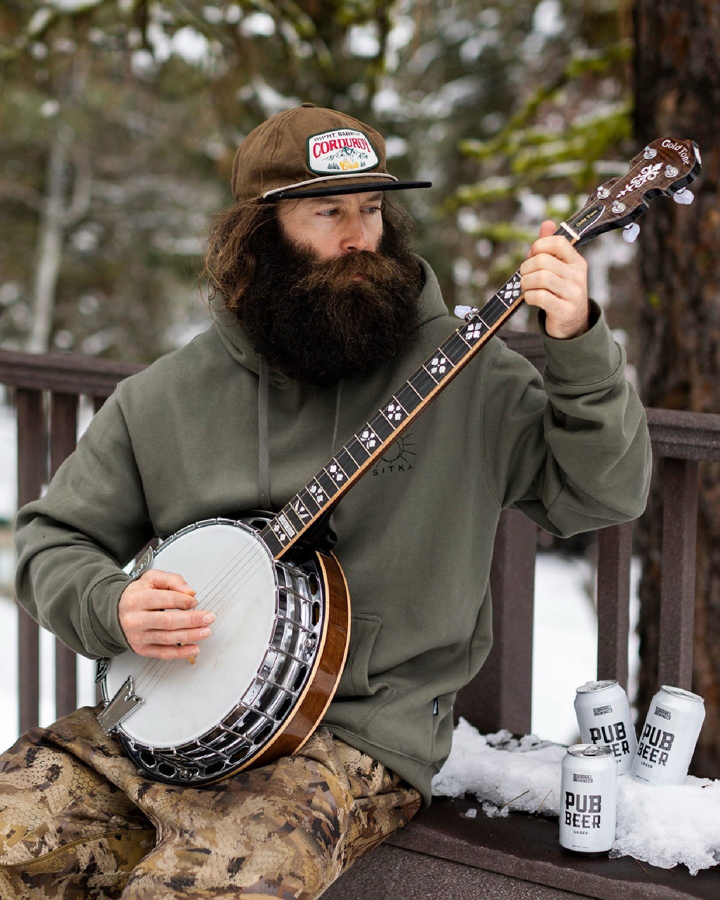I spent just enough time with the multi-talented @EricJackson for him to break out his banjo &amp; play a couple tunes after a day in the backcountry. @10BarrelBrewing #BeerLodge #PubBeer #McCall #Idaho