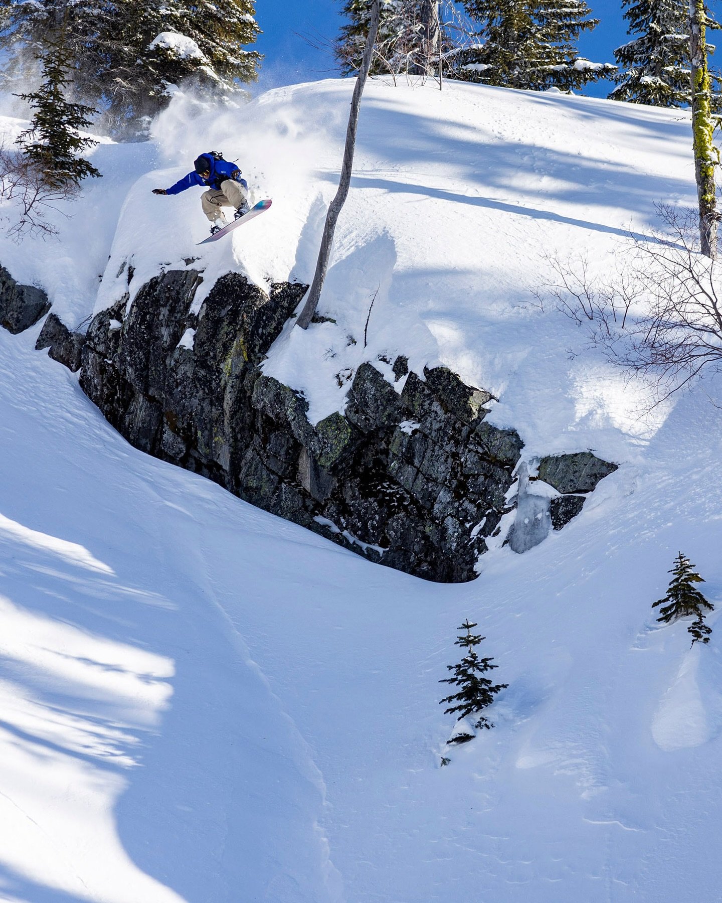 Behind the scenes of the @SnowboardInternational cover. Lucky to be in epic snow conditions, with the sun shining, and @BenFerguson shredding in his element. @10barrelbrewing #BeerLodge